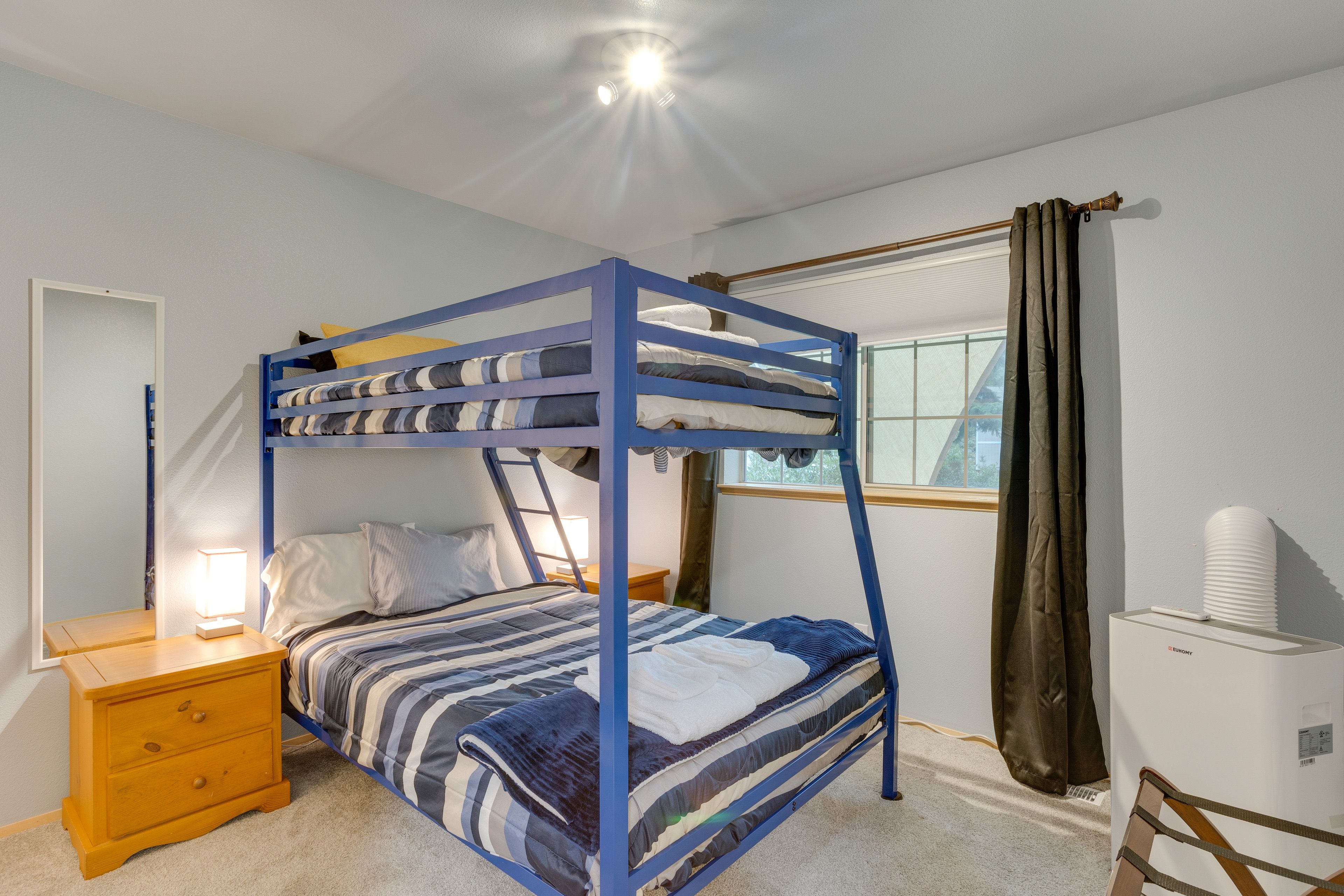 Bedroom 3 | Twin/Full Bunk Bed