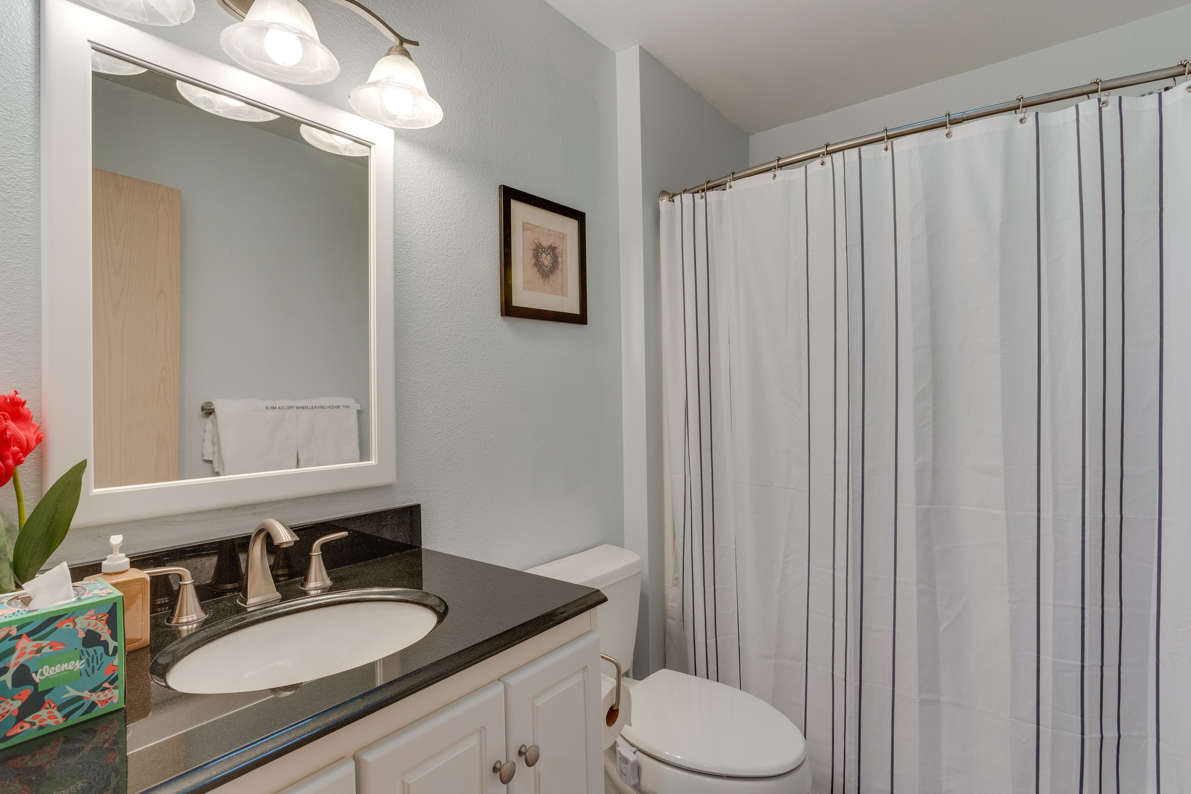 Full Bathroom | Towels Provided