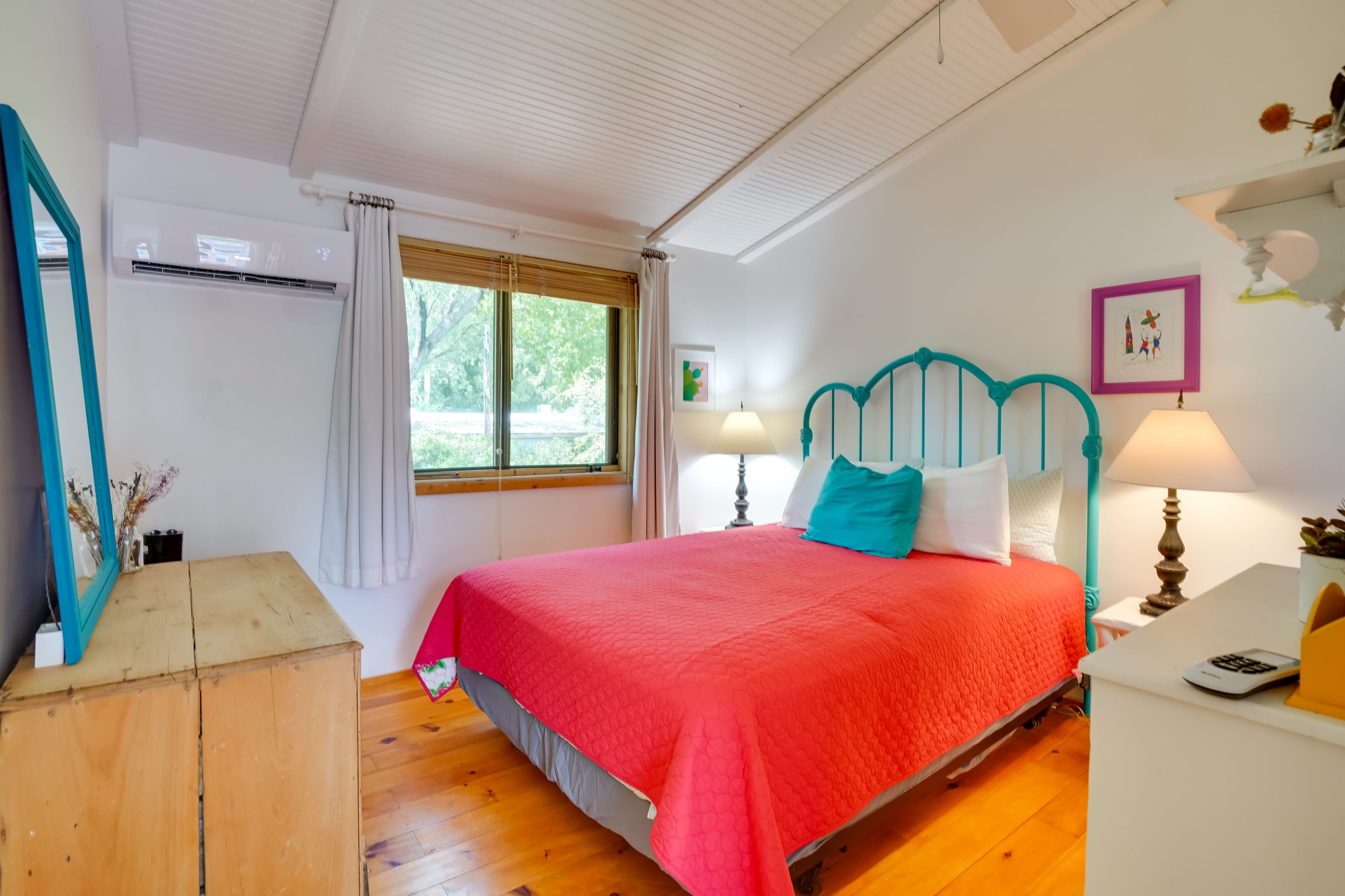 Bedroom | Queen Bed