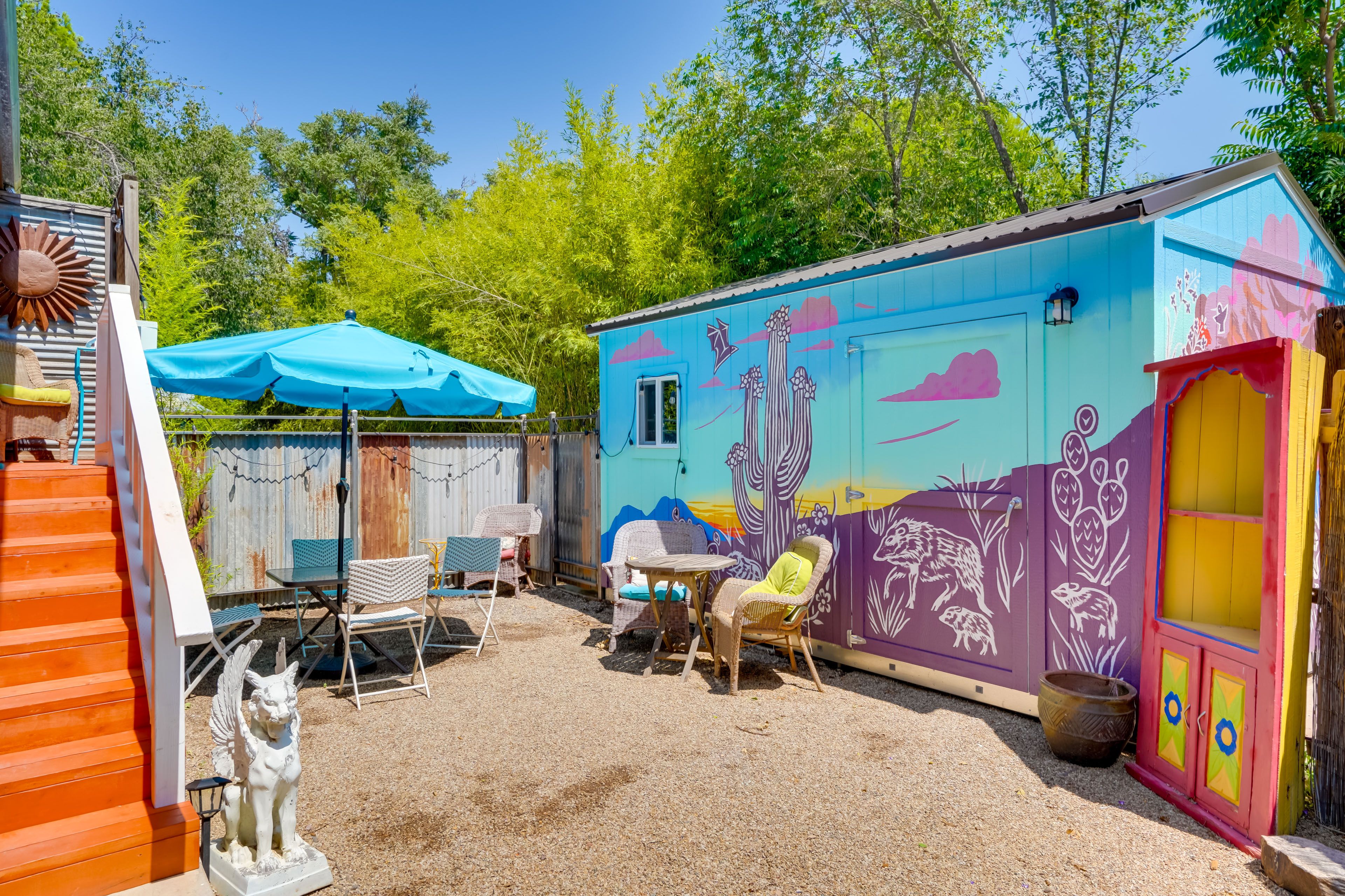 Yard | Outdoor Dining Area