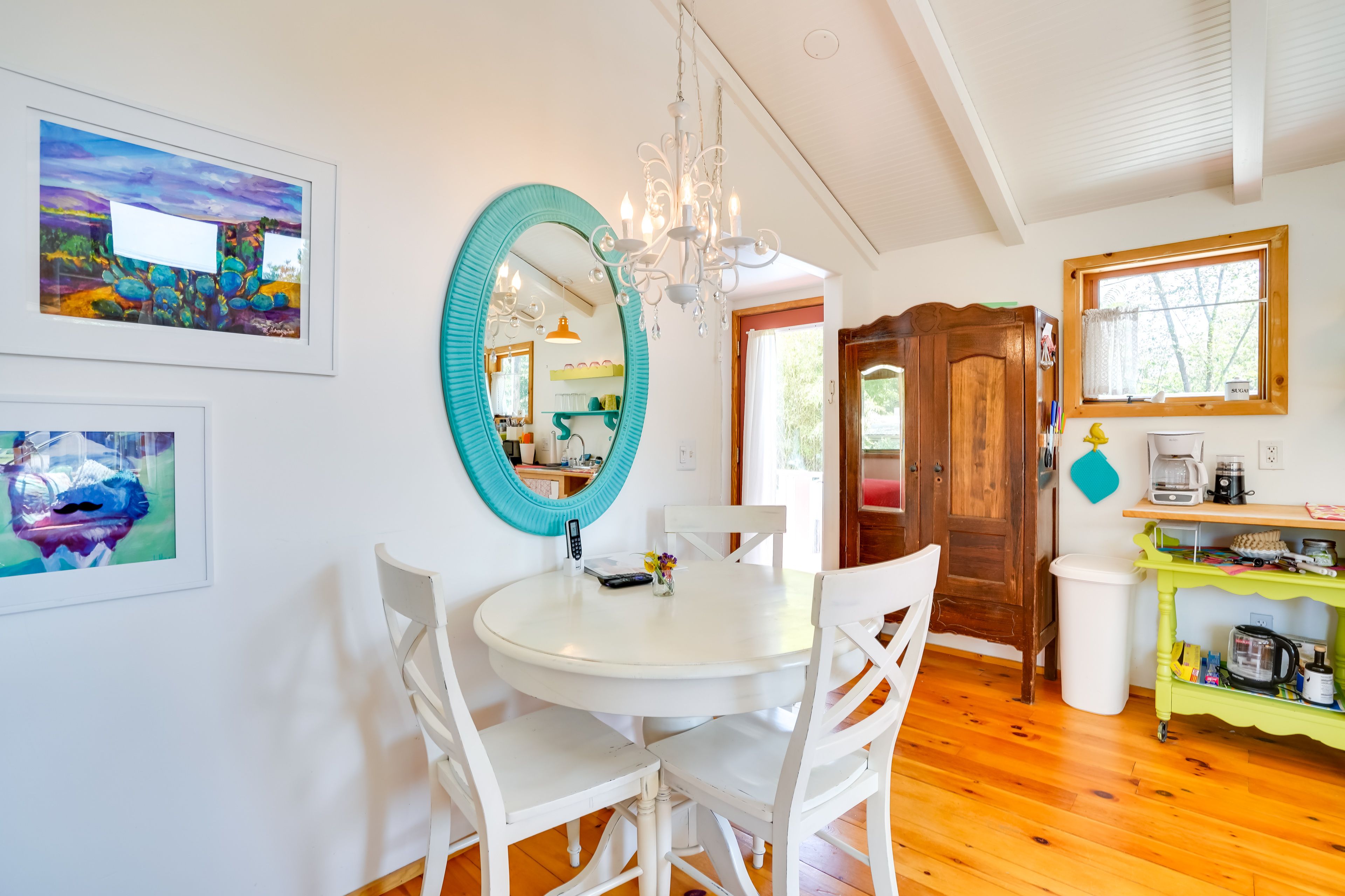 Dining Area | Dishware & Flatware Provided
