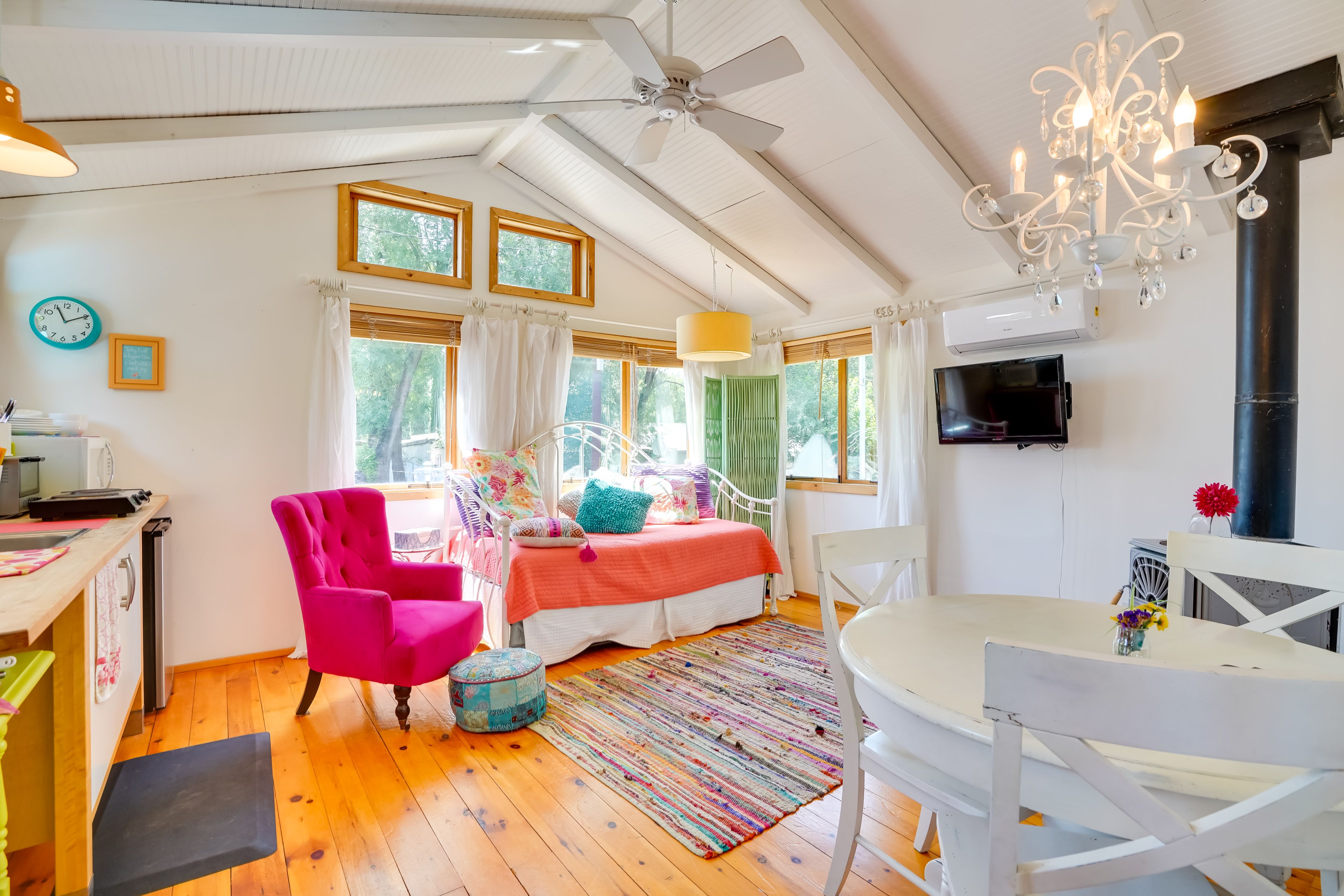 Living Room | Sleeper Sofa | Decorative Fireplace | Smart TV (Netflix Provided)
