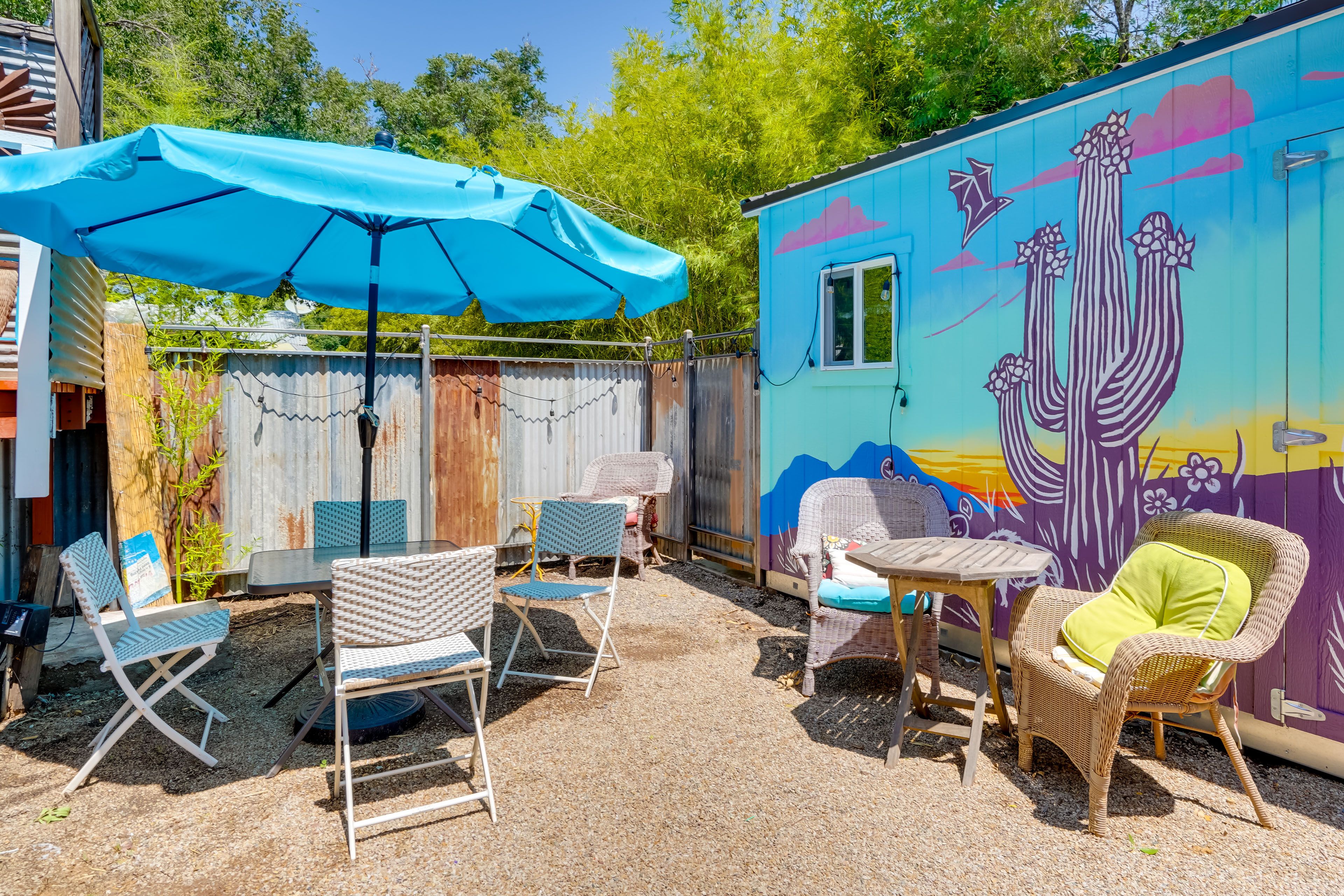 Yard | Outdoor Dining Area