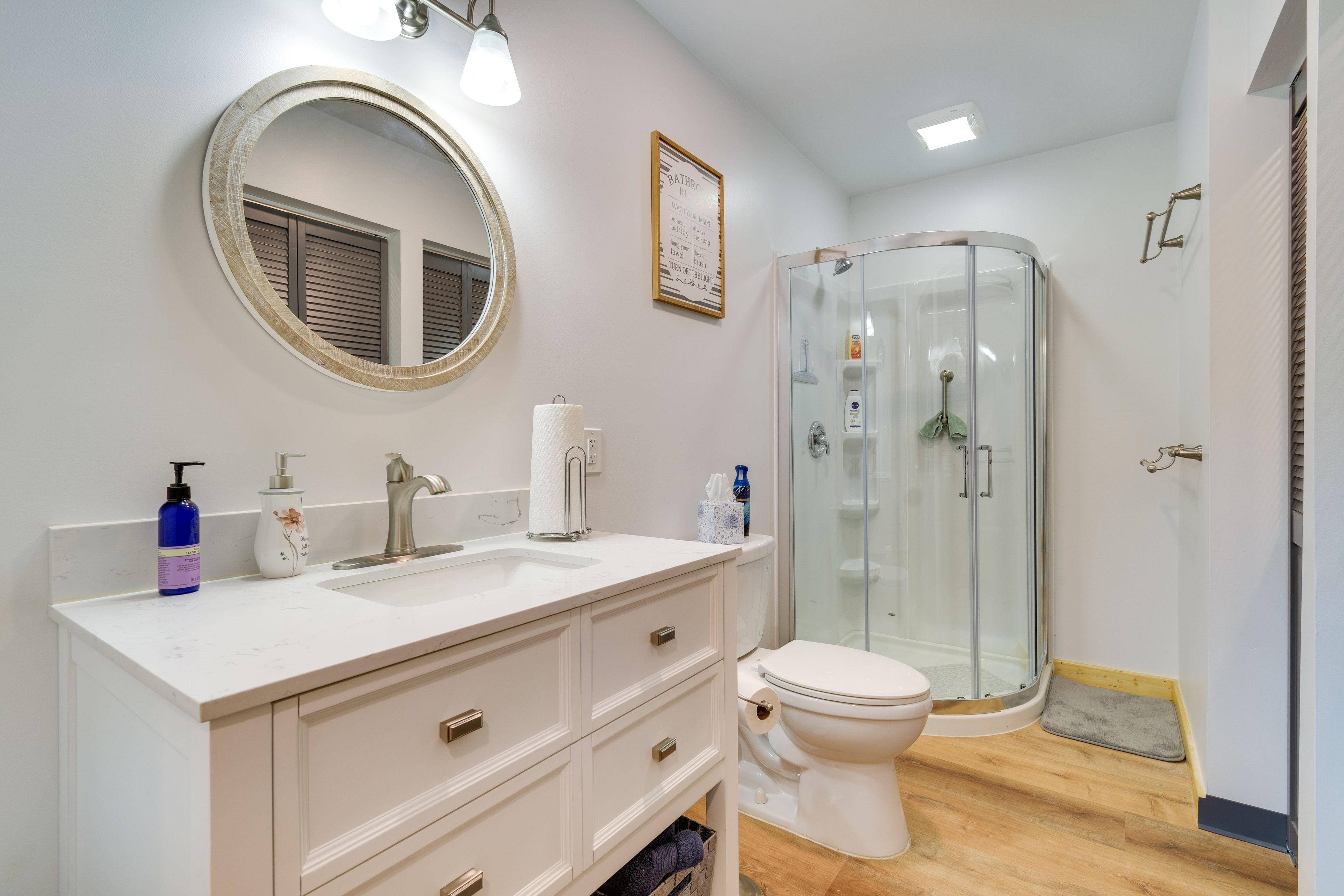 Full Bathroom | Complimentary Toiletries | Towels Provided