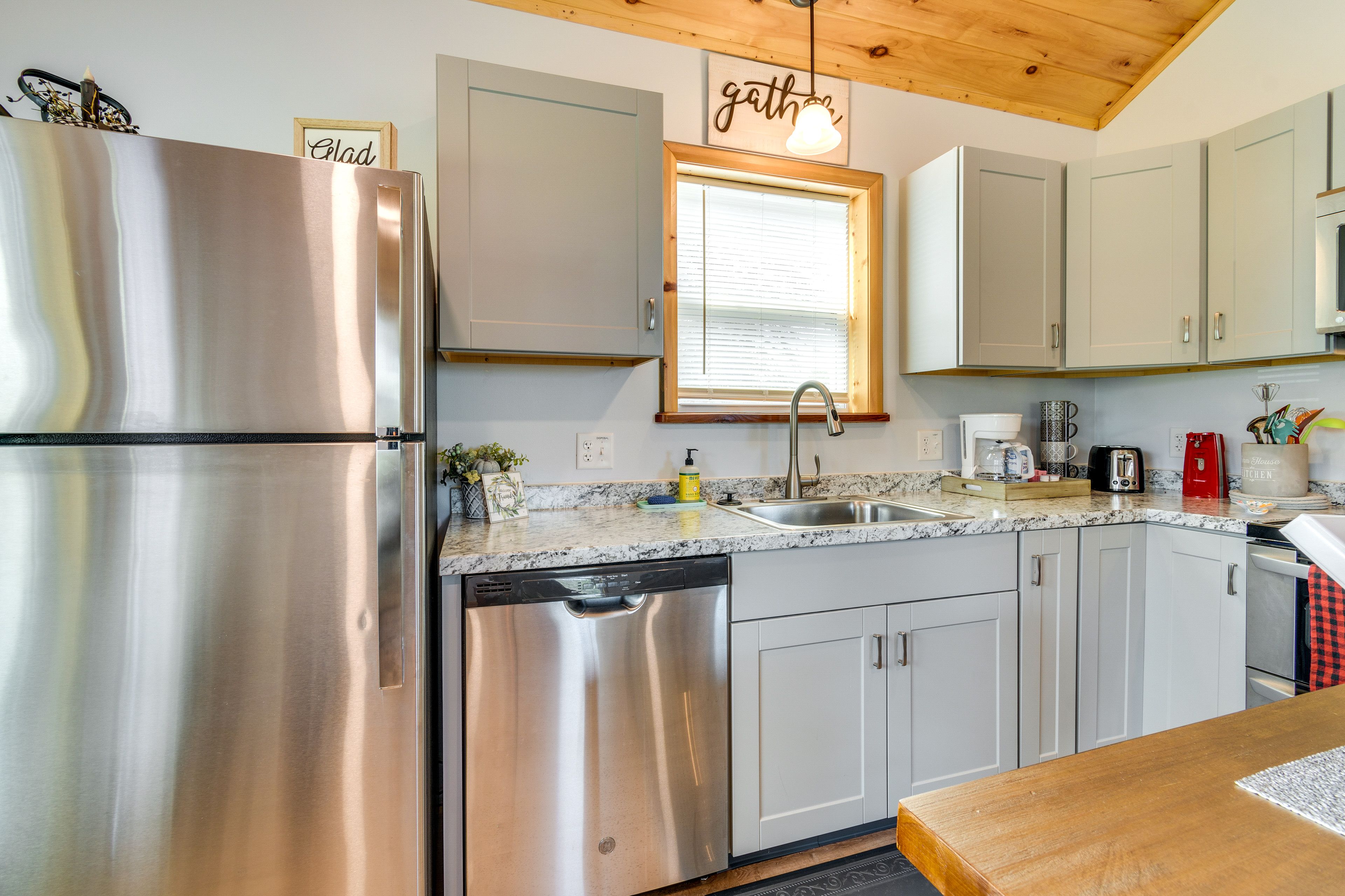 Kitchen | Stainless Steel Appliances | Free WiFi