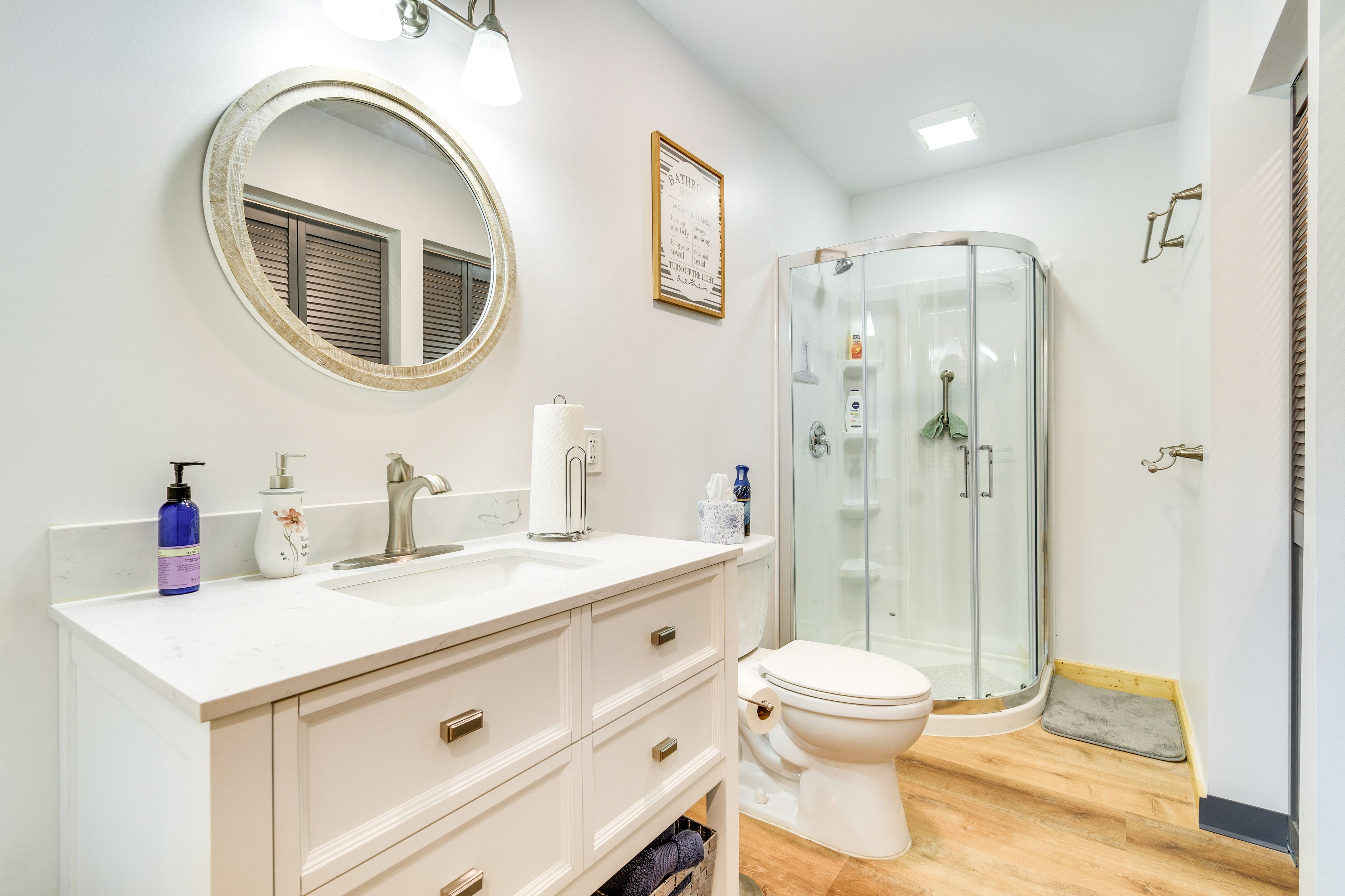 Full Bathroom | Complimentary Toiletries | Towels Provided