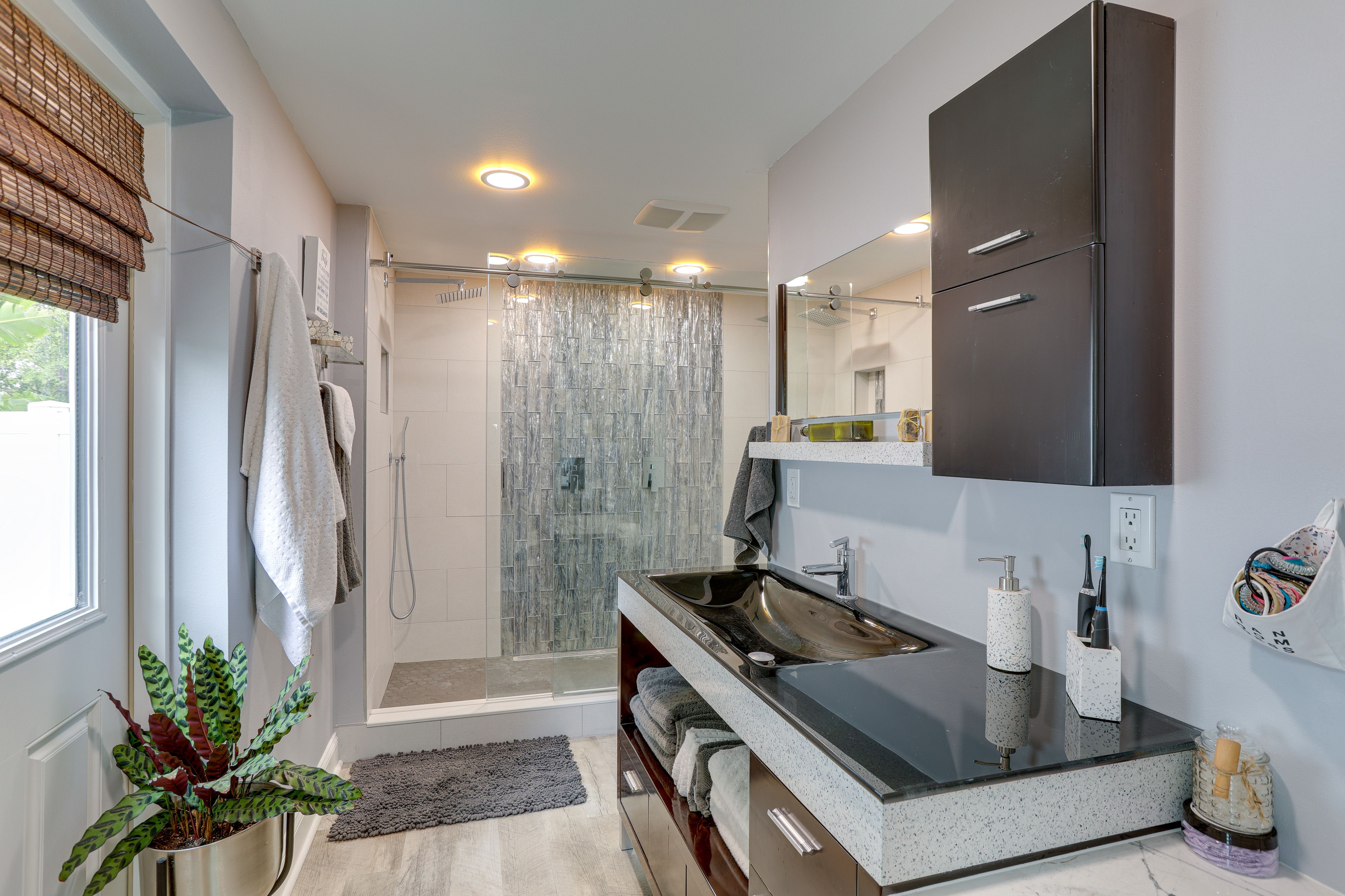 Full Bathroom | Towels Provided | Hair Dryer