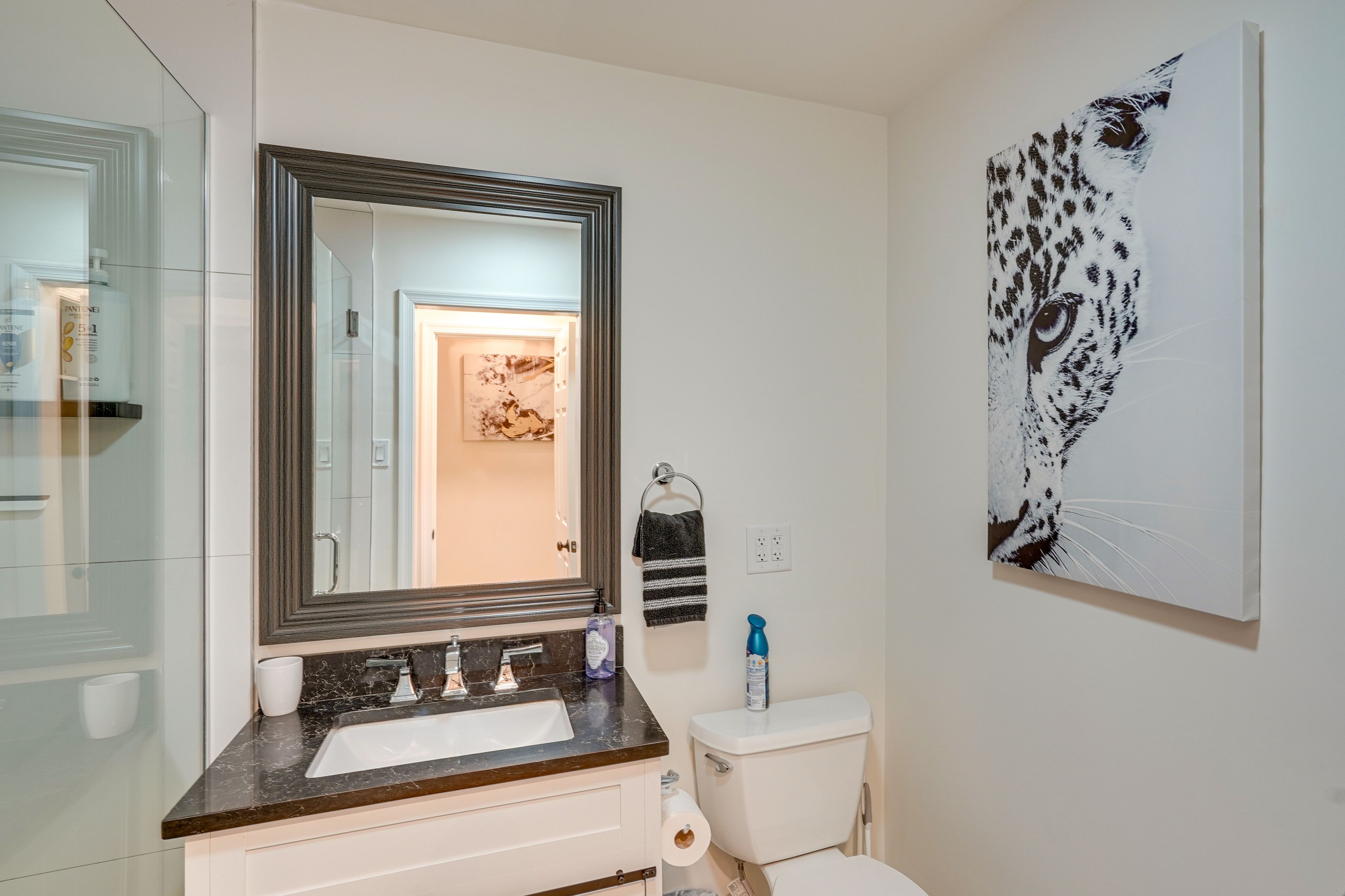 Full Bathroom | Top Level | Complimentary Toiletries | Towels Provided