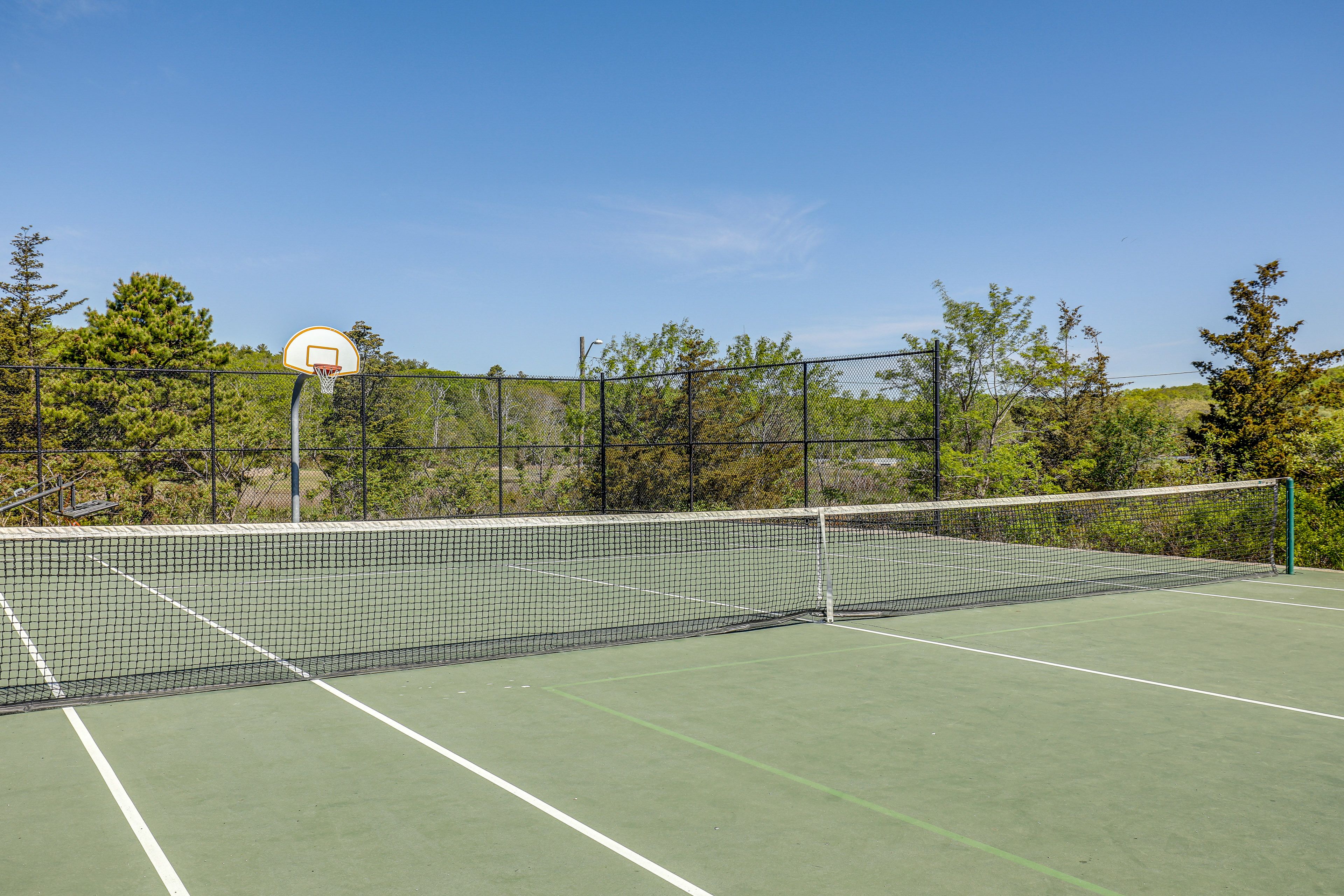 Long Beach Community Amenities | Basketball Hoop | Tennis Court