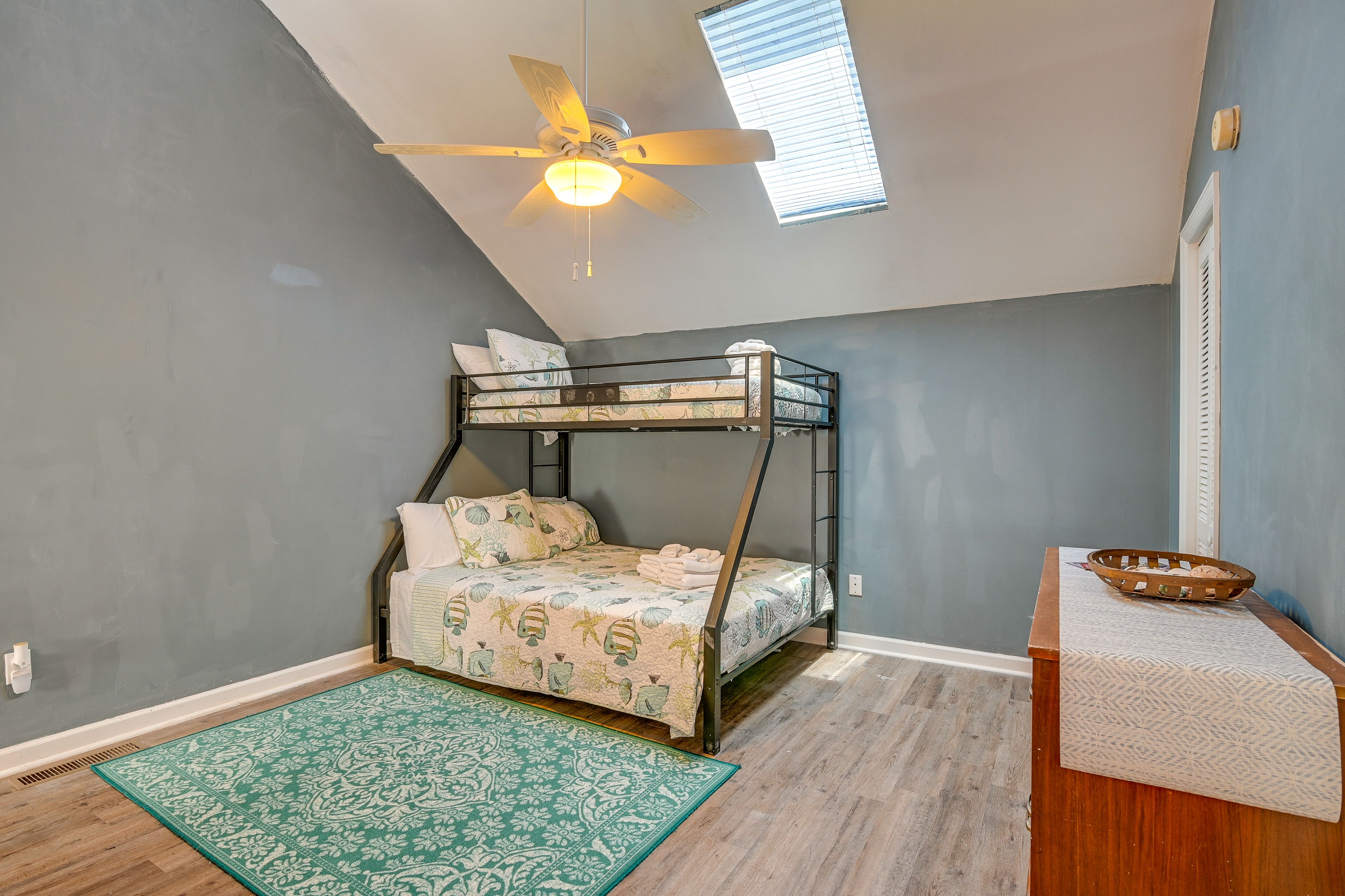 Loft | Twin/King Bunk Bed | 2nd Floor