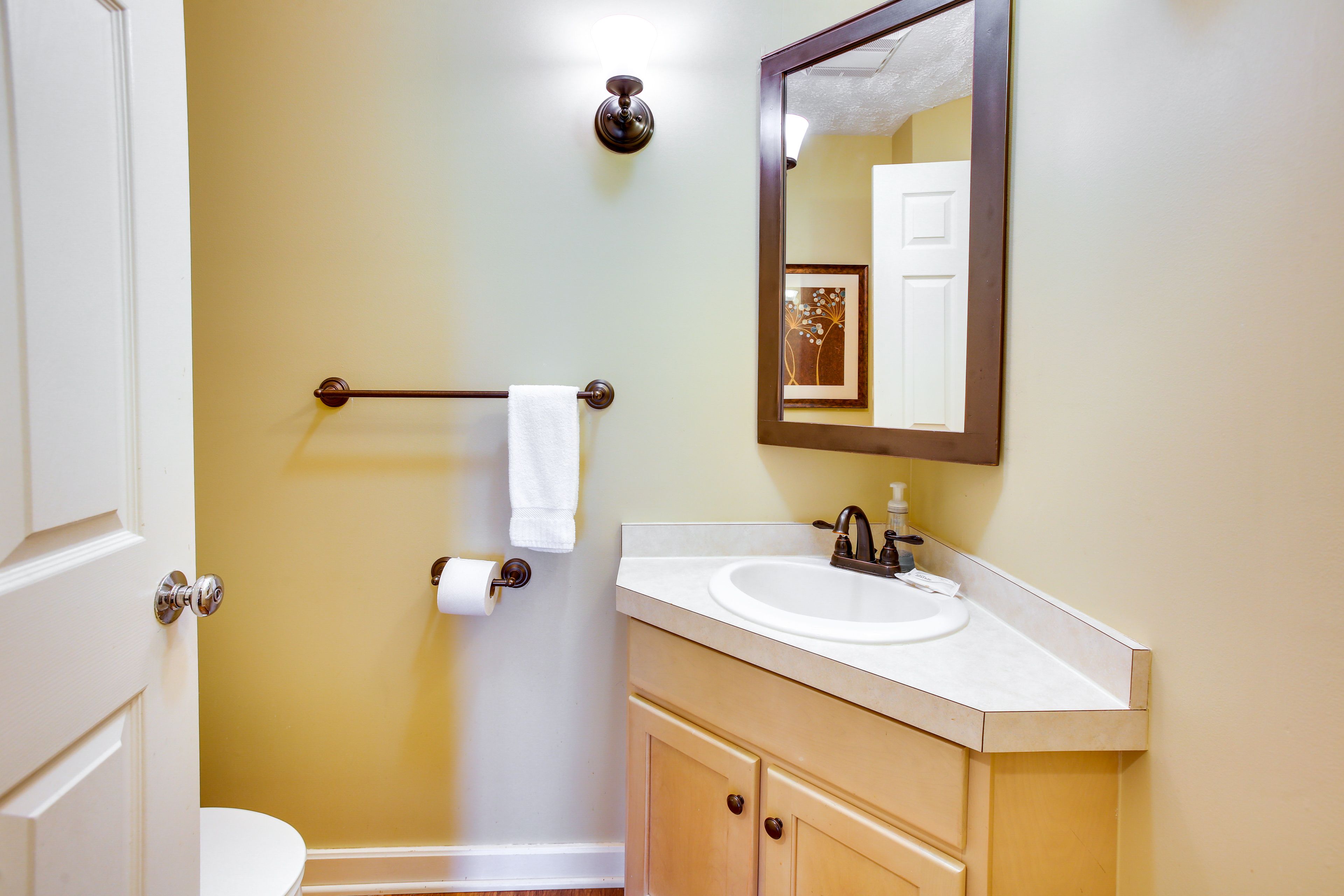 Half Bathroom | Towels Provided