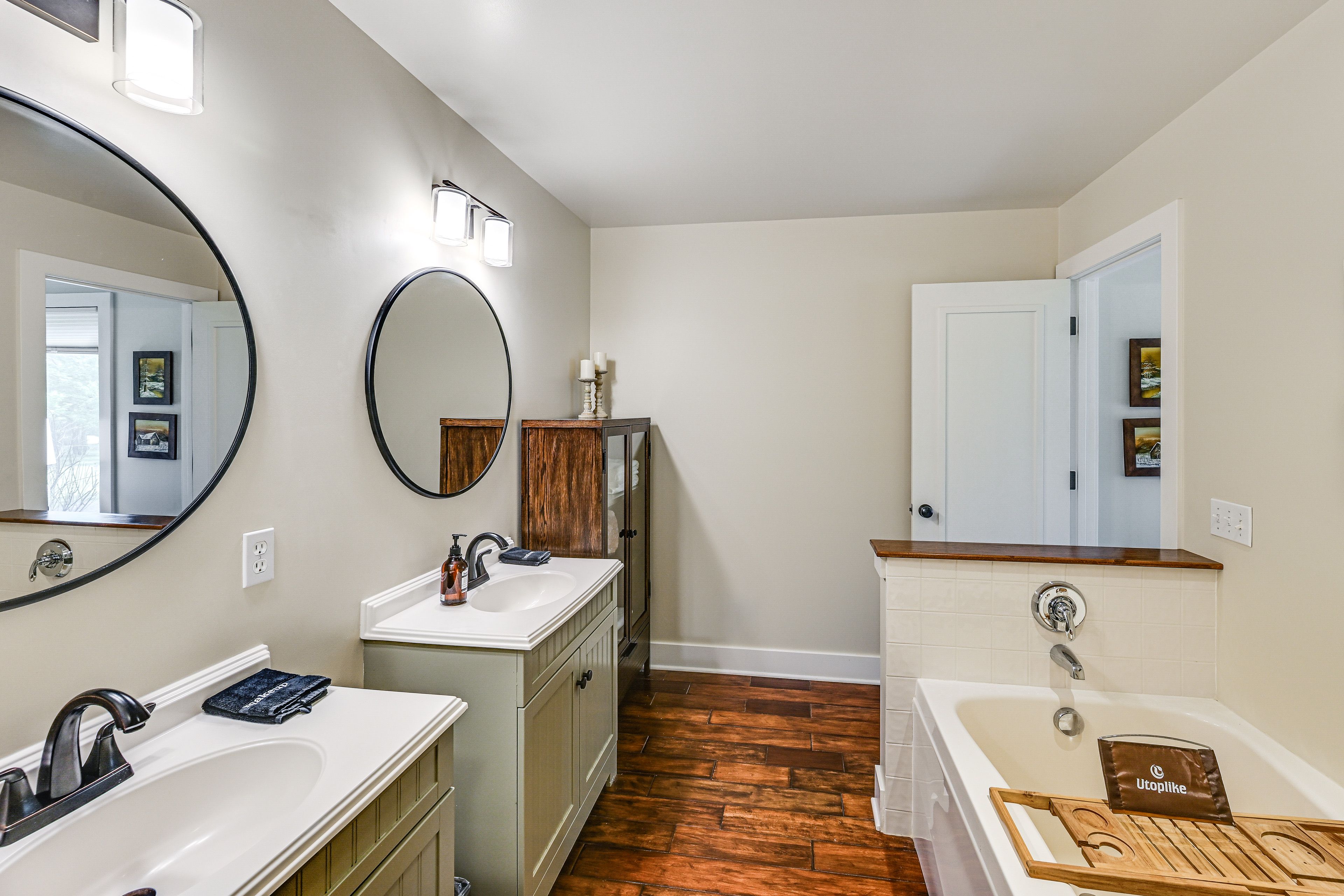En-Suite Bathroom | Soaking Tub | Shower