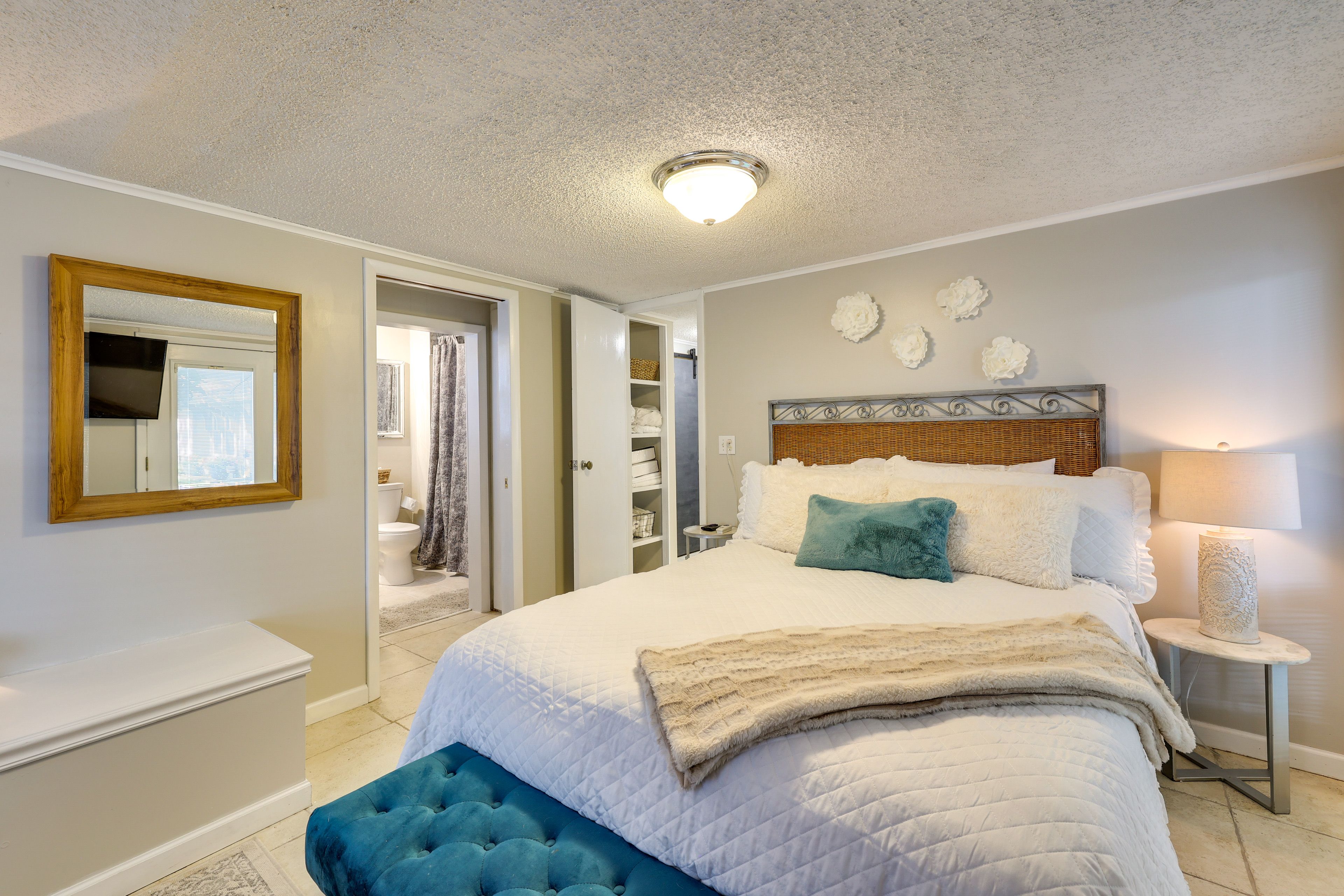 Bedroom 1 | Queen Bed | 2 Twin Beds | Smart TV