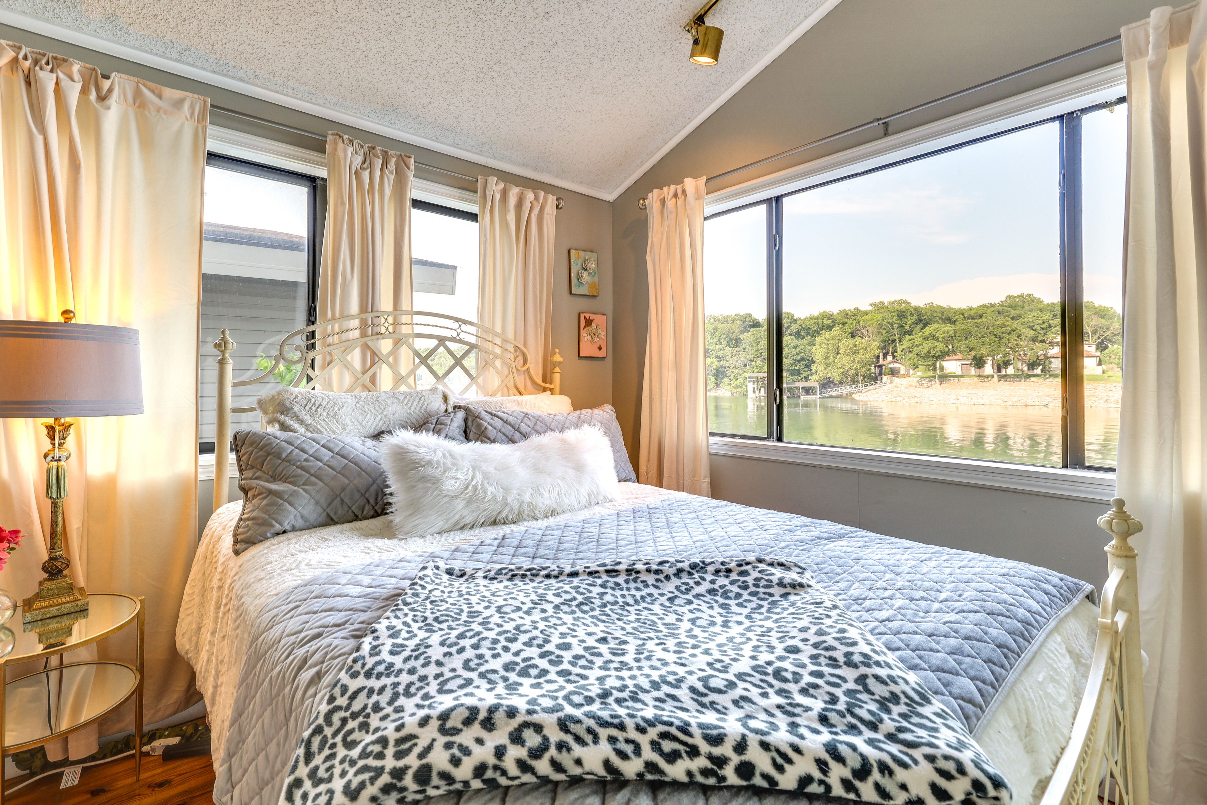 Bonus Room | Queen Bed