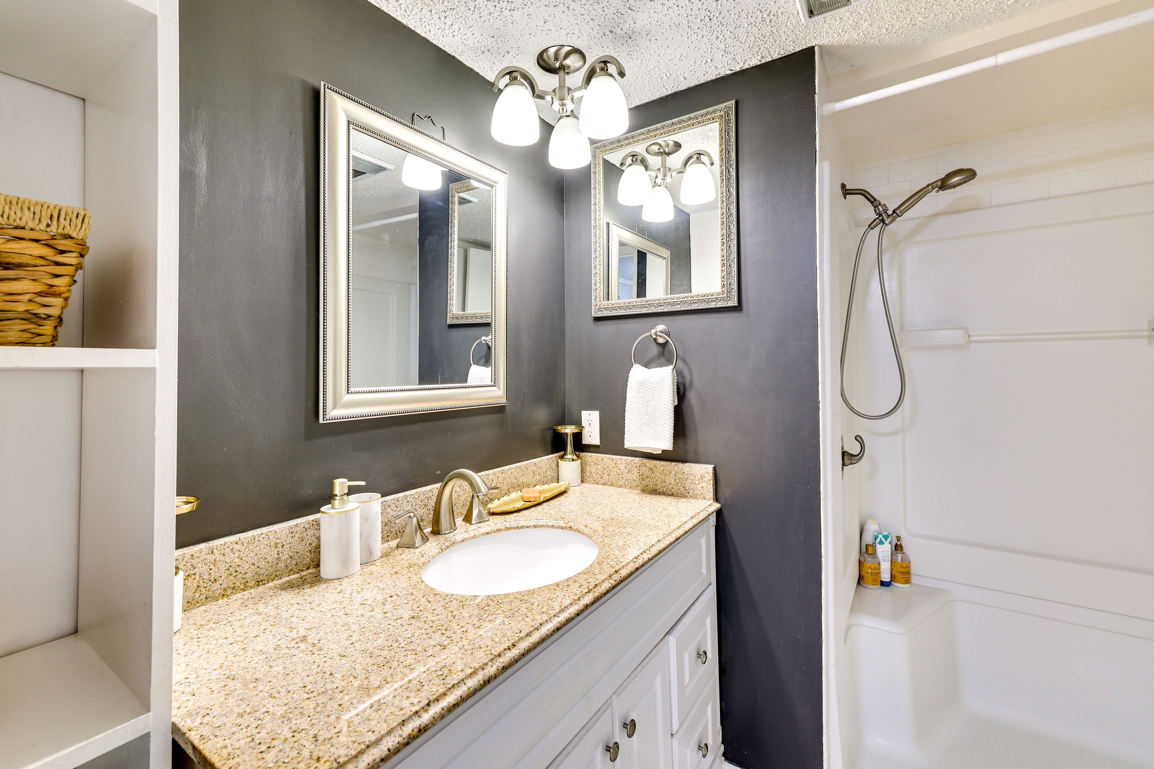 Full Bathroom | Complimentary Toiletries