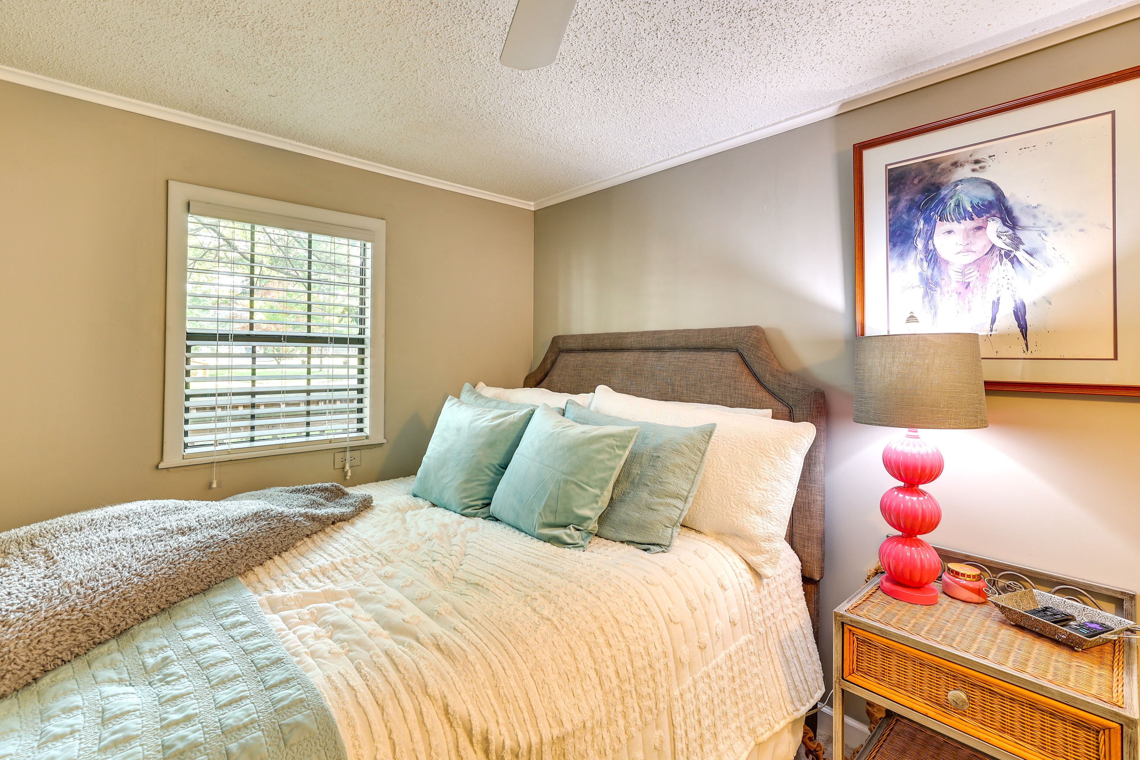 Bedroom 2 | Queen Bed | Smart TV