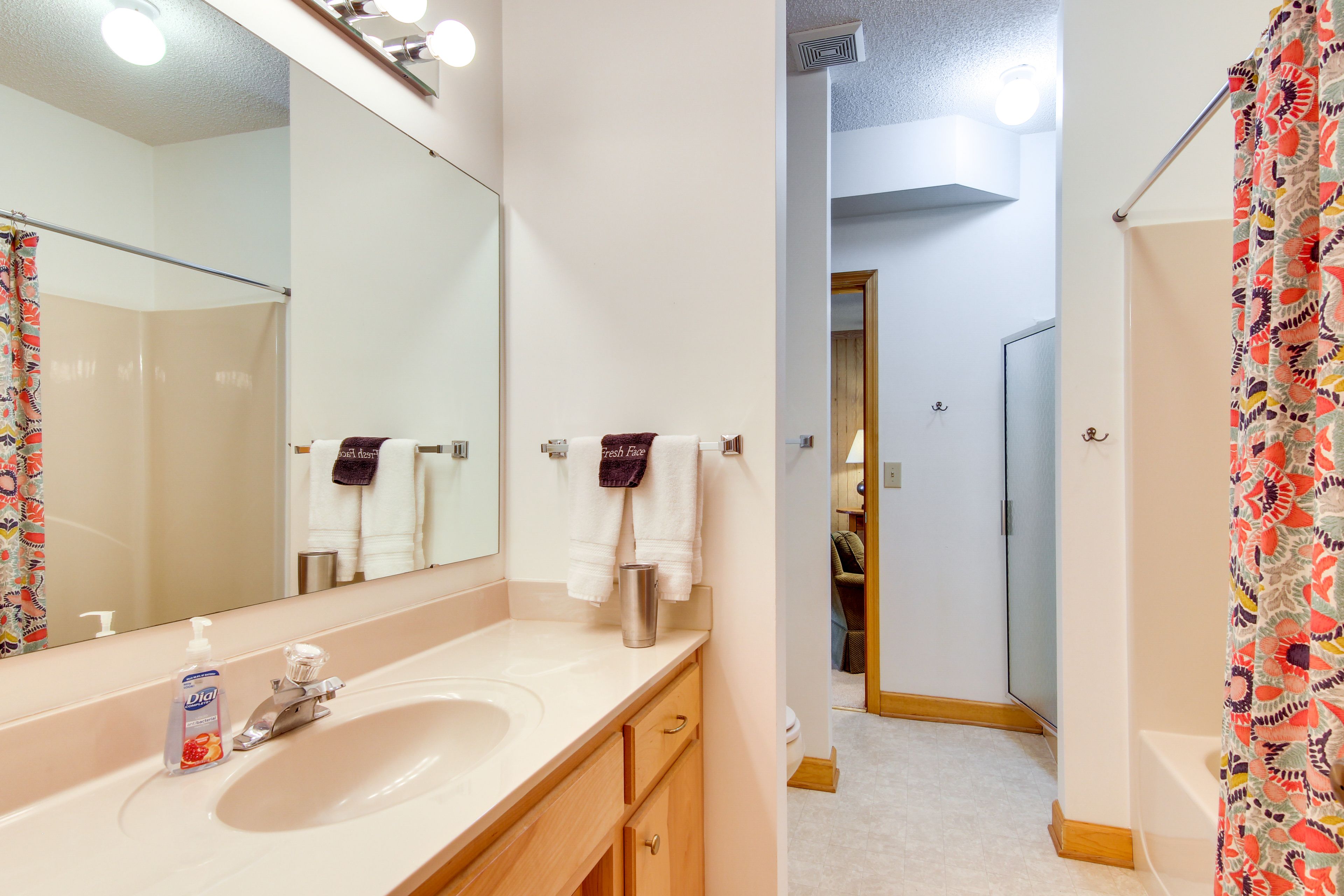 Full Bathroom | Basement Level | Towels Provided | Hair Dryer