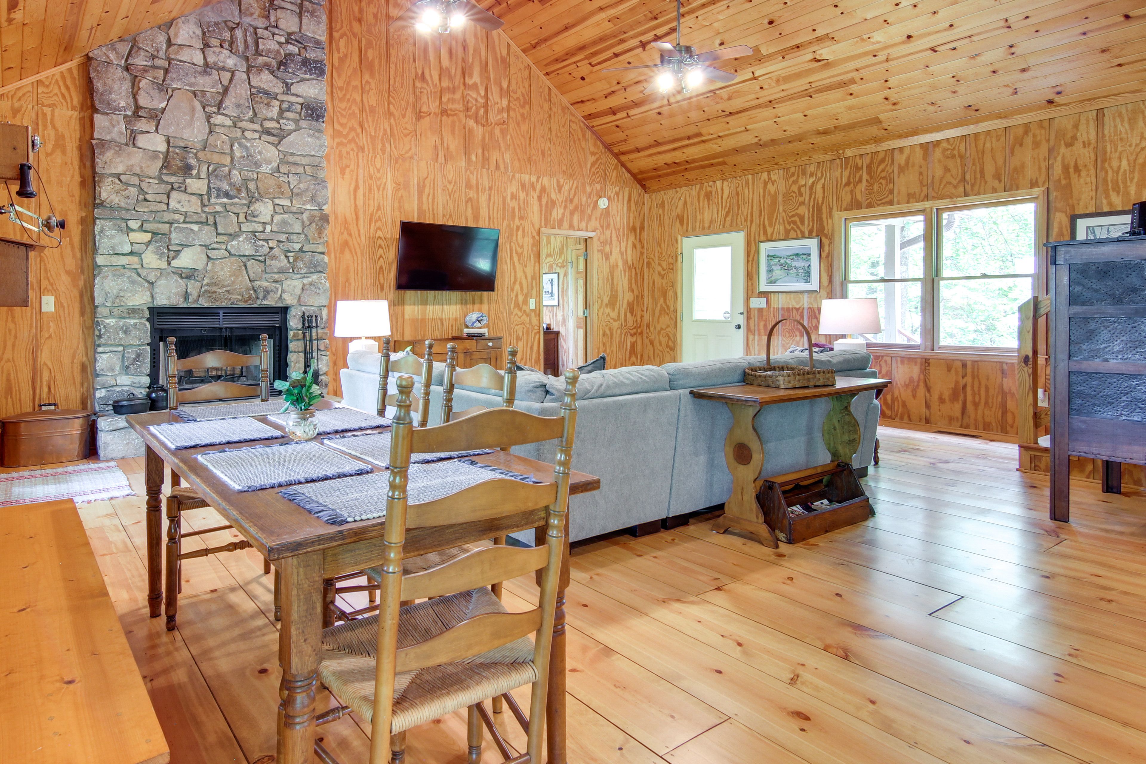 Dining Area | Dishware & Flatware Provided