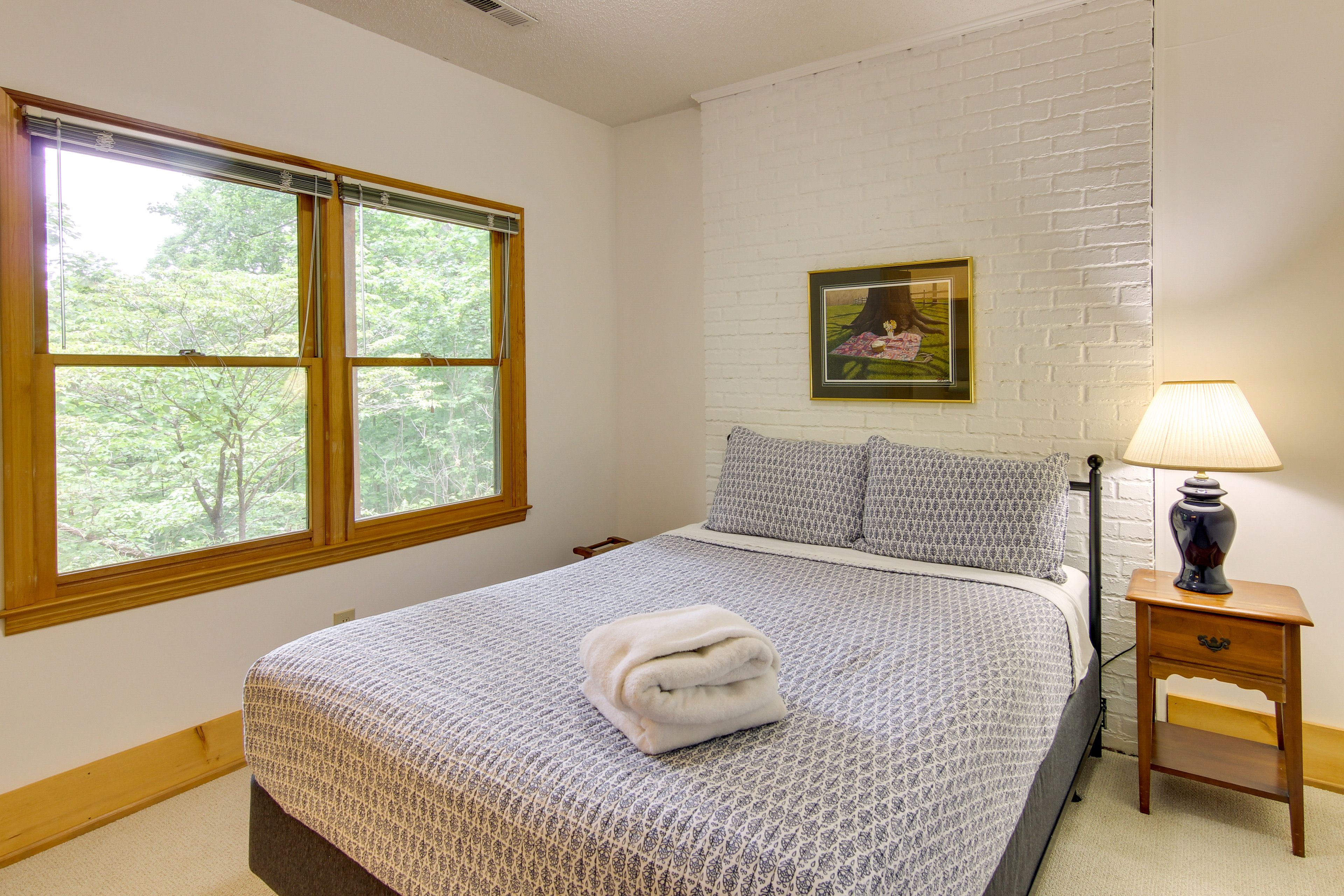 Bedroom 2 | Basement Level | Queen Bed