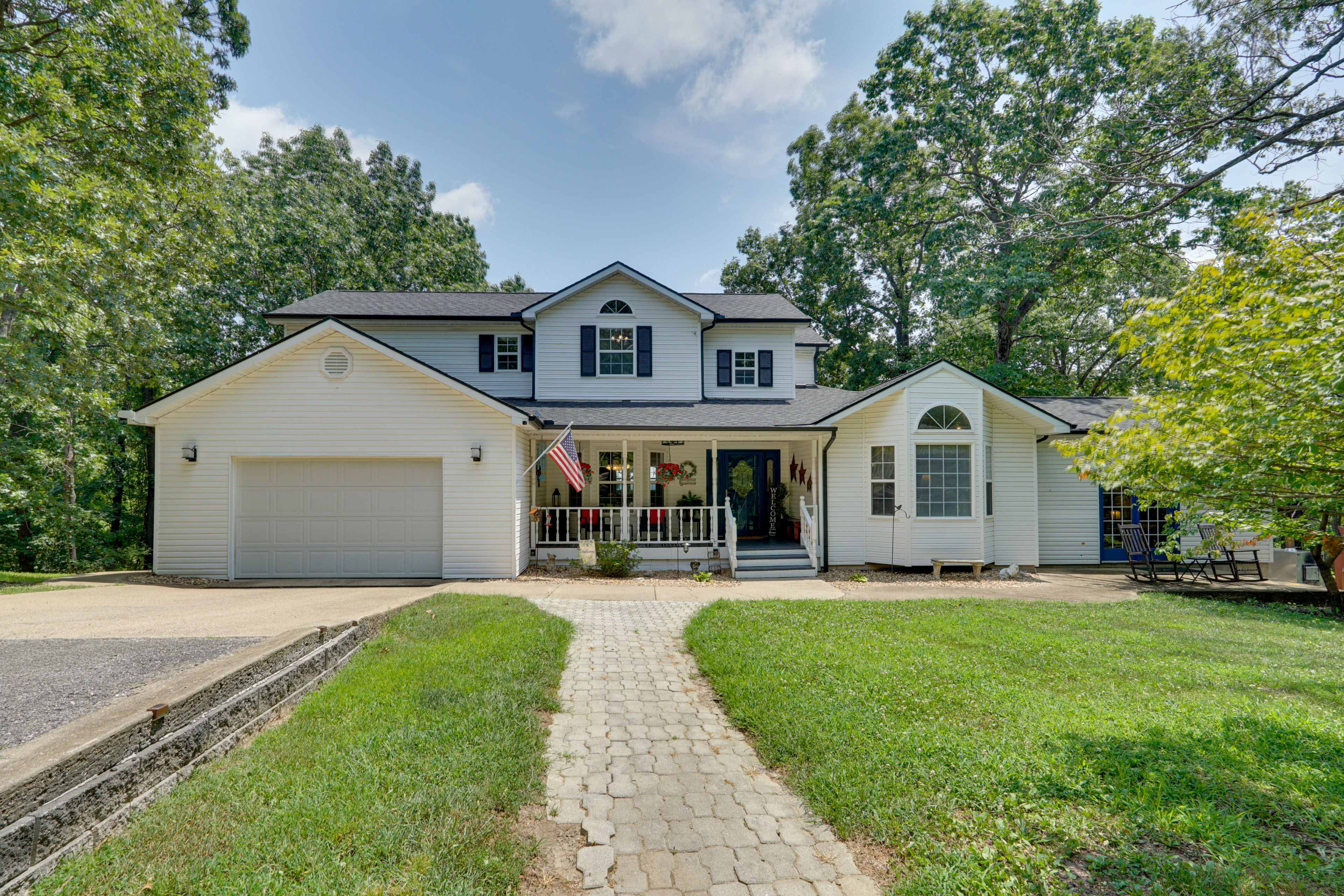 Parking | Driveway (5 Vehicles) | Garage (1 Vehicle) | RV/Boat Parking