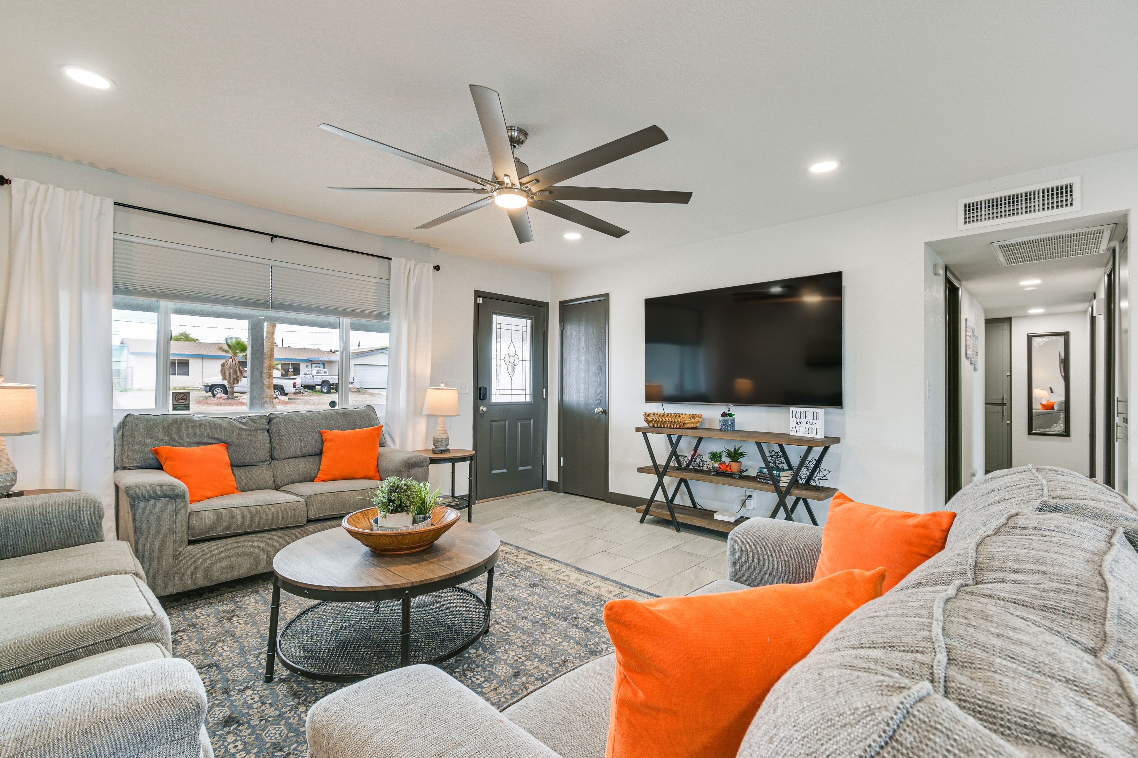 Living Room | Free WiFi | Smart TV | Central A/C & Heating