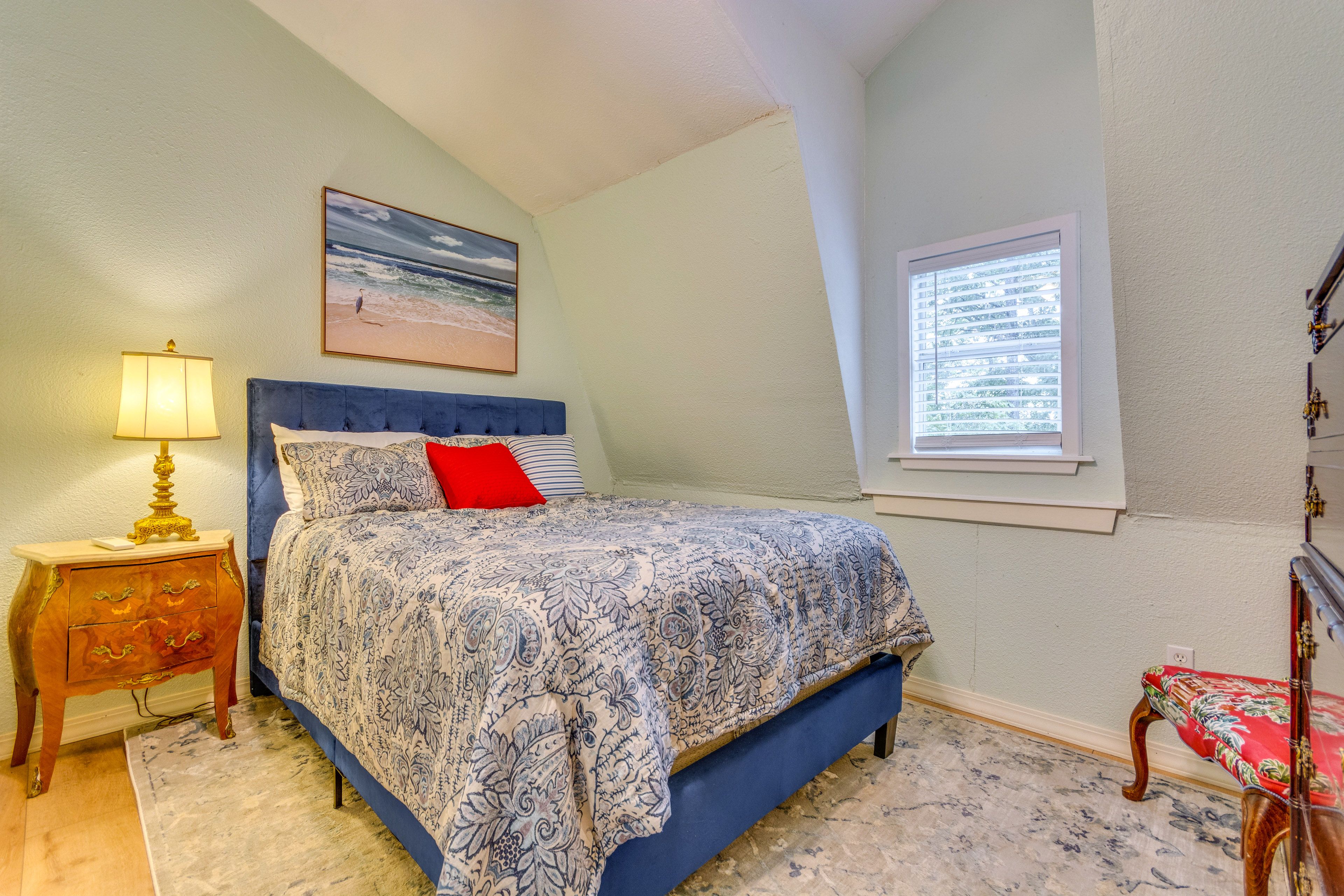 Bedroom 1 | 2nd Floor | Queen Bed | Linens Provided | Smart TV