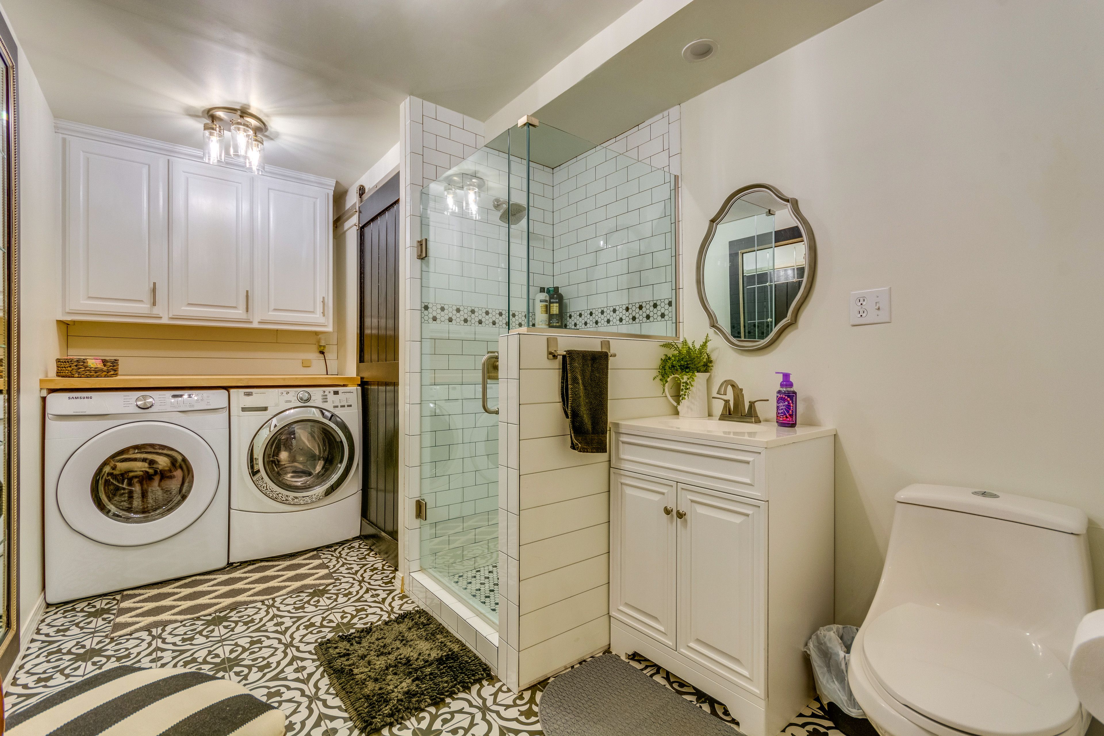 Full Bathroom | 1st Floor | Washer/Dryer | Complimentary Toiletries