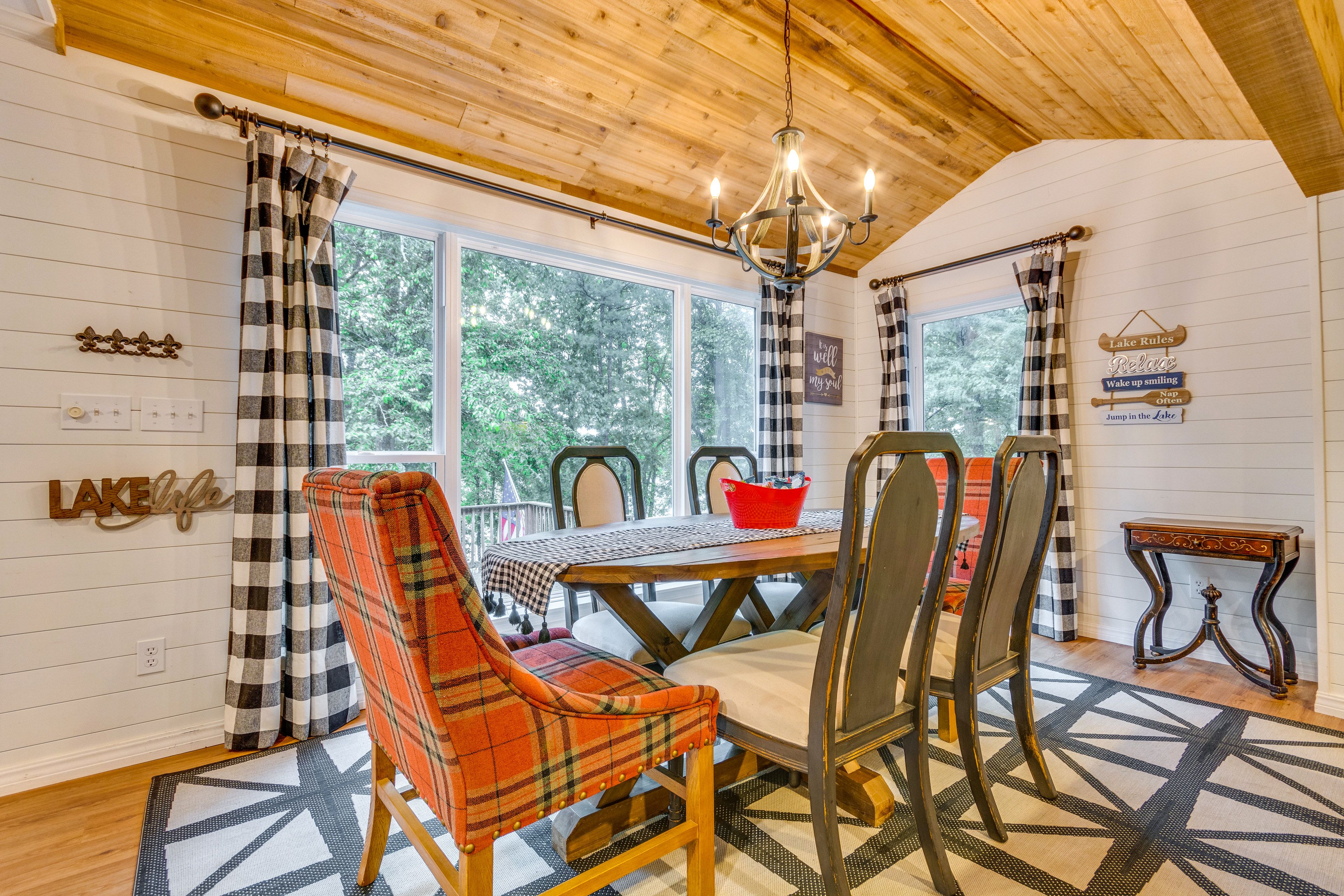 Dining Area | Dining Table | Dishware/Flatware