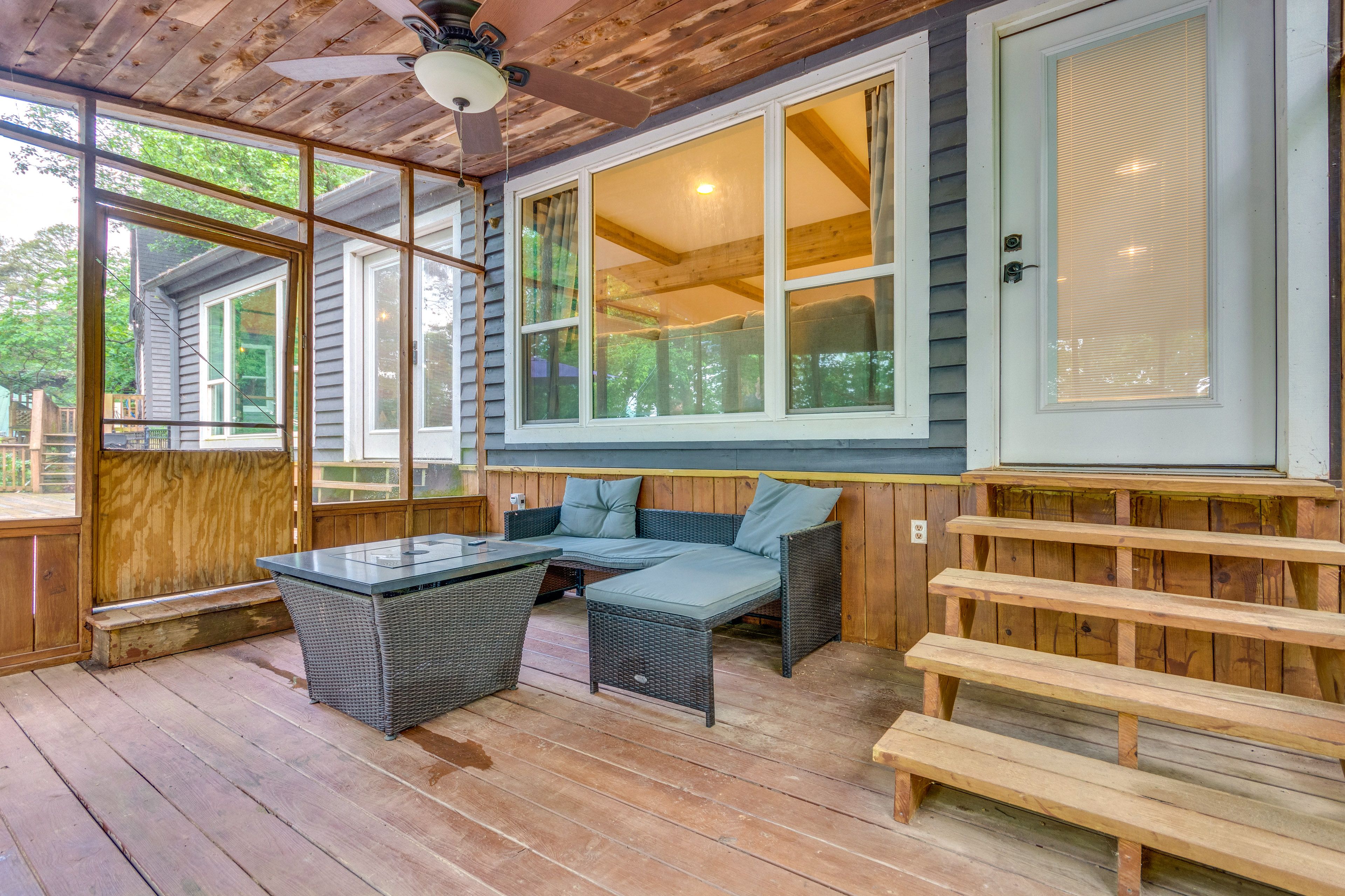 Screened-In Porch | Fire Pit Table | Outdoor Seating