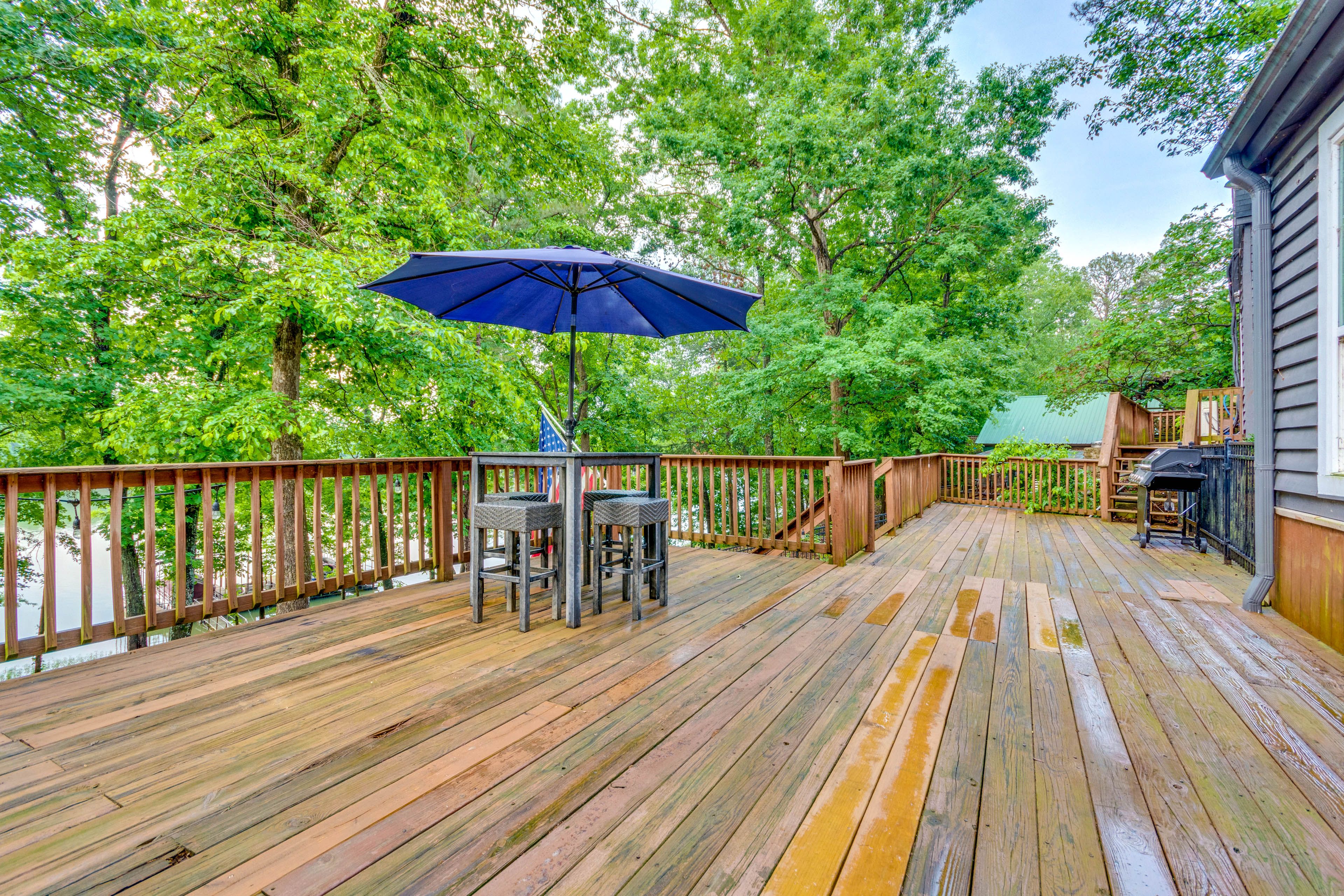 Deck | Gas Grill | Outdoor Seating & Dining | Free WiFi