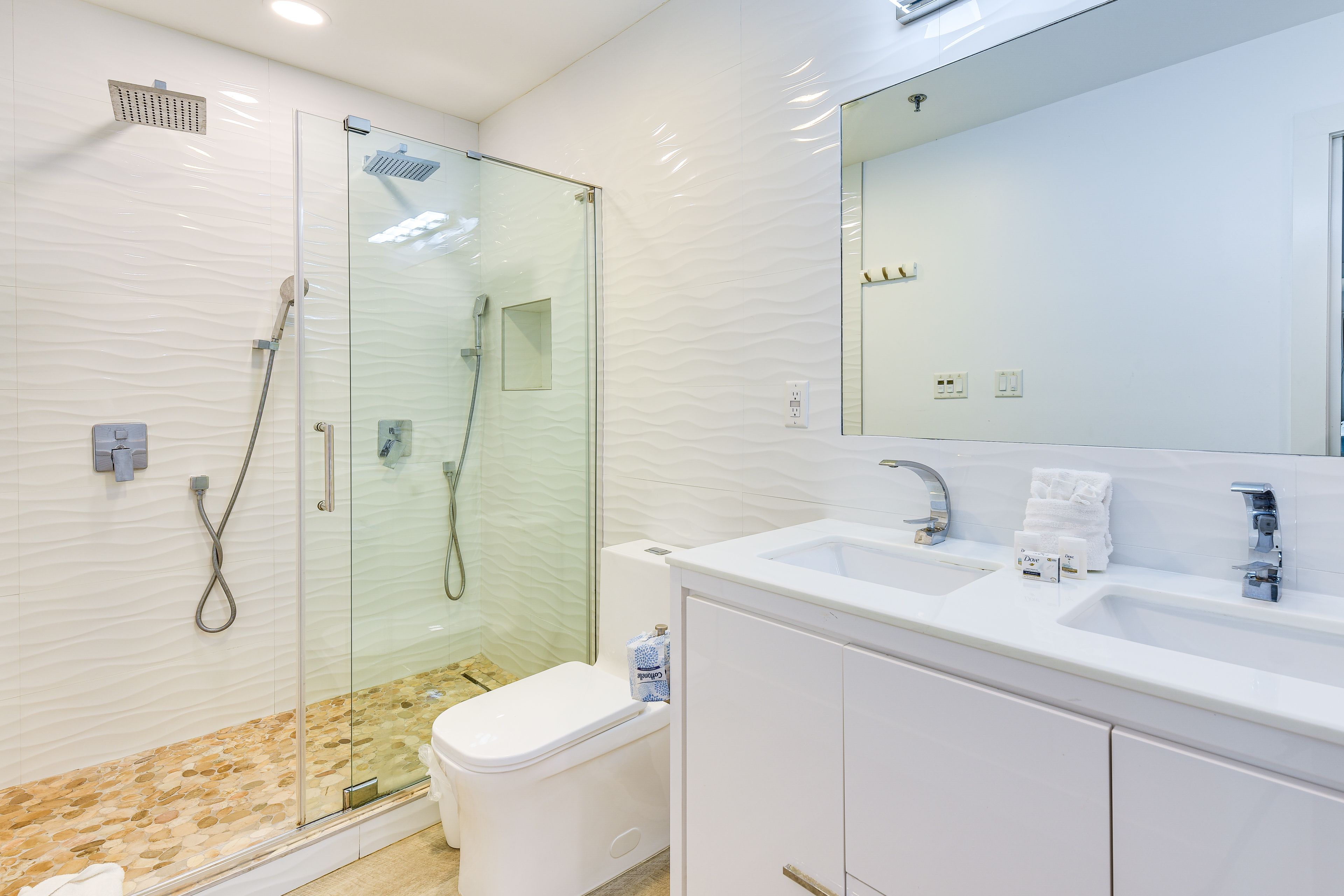 Full Bathroom | Complimentary Toiletries | Towels Provided