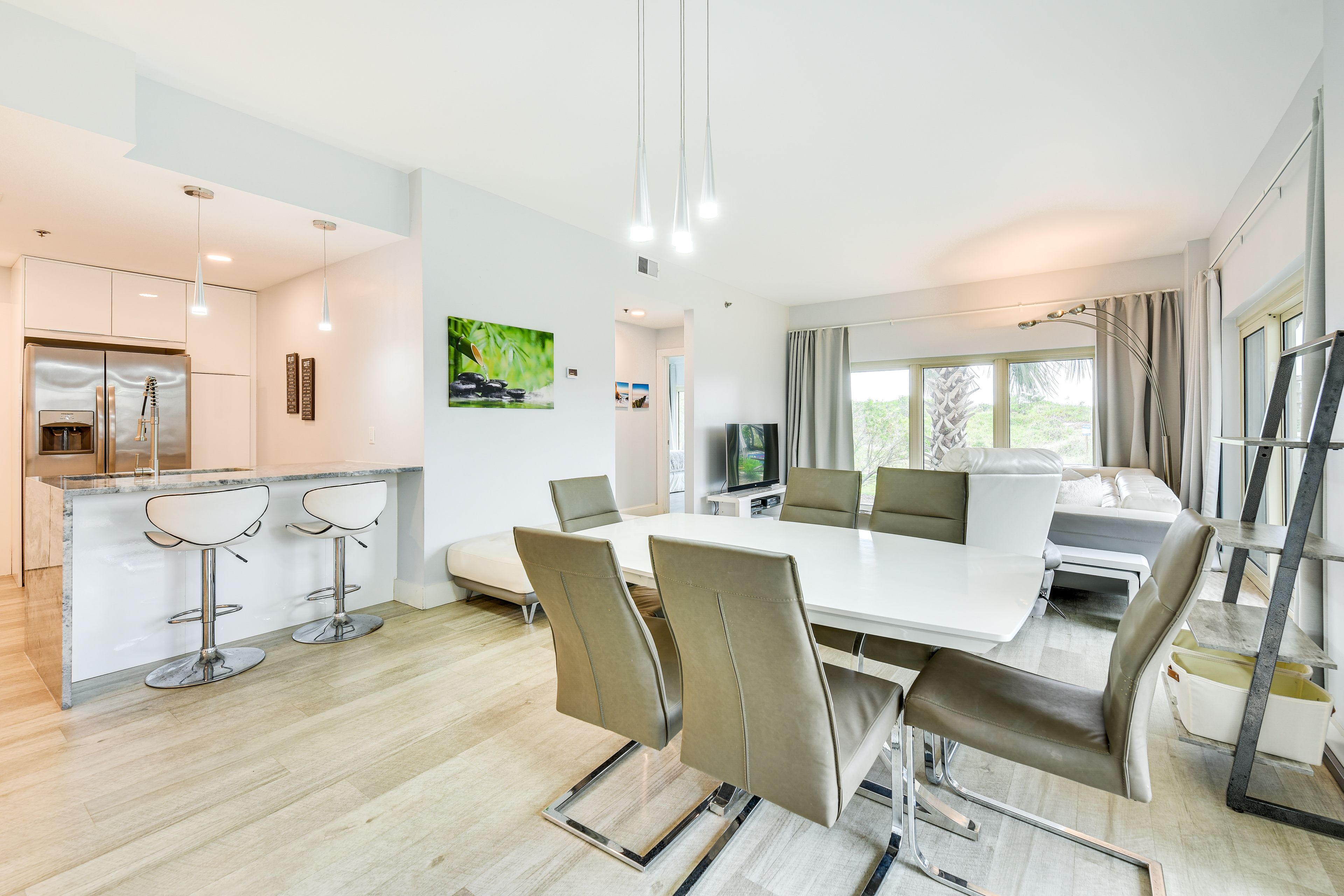 Living/Dining Area | Free WiFi | Central A/C & Heat