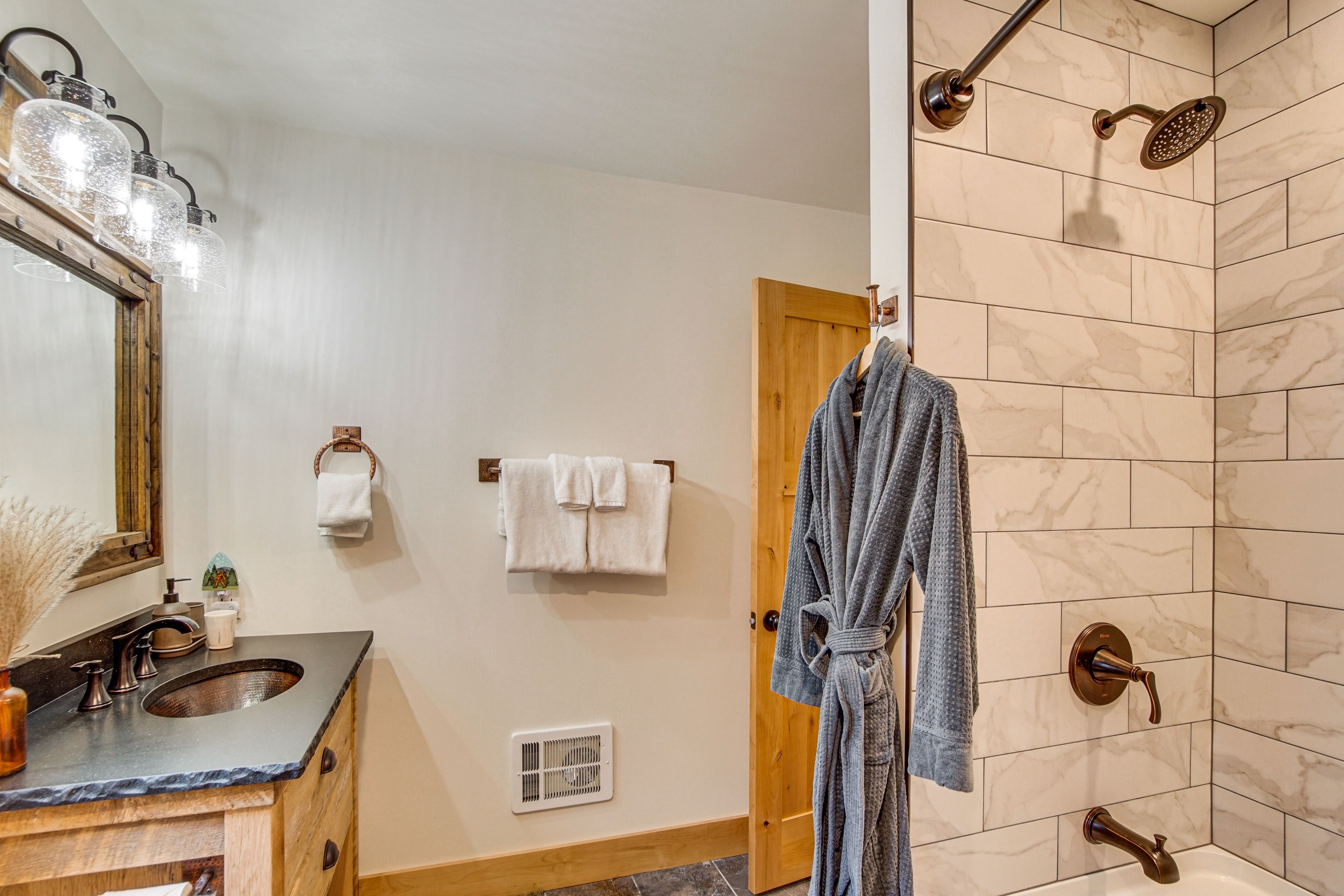 Full Bathroom | Basement Floor | Towels Provided