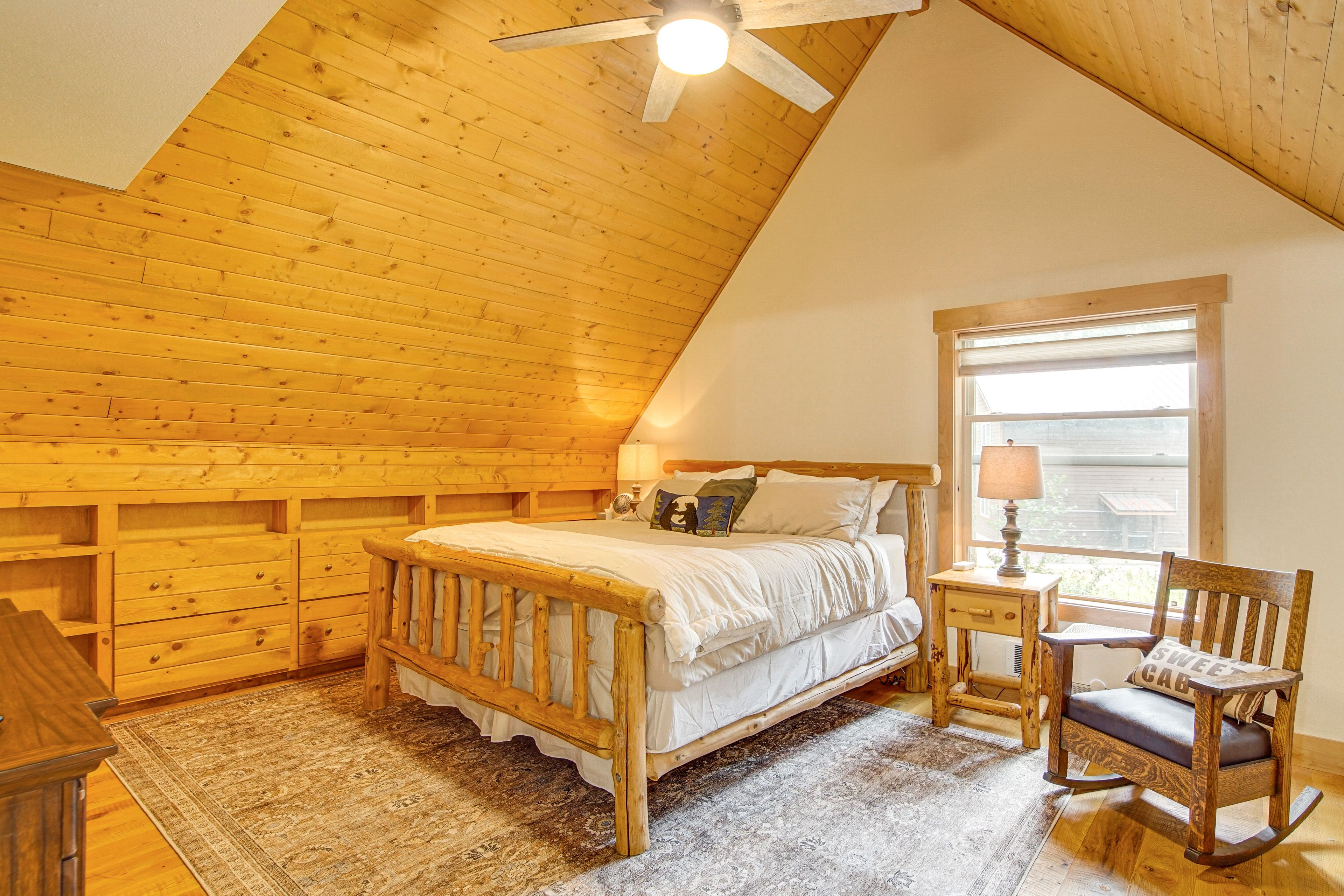 Bedroom 1 | King Bed | 2nd Floor | En-Suite Bathroom