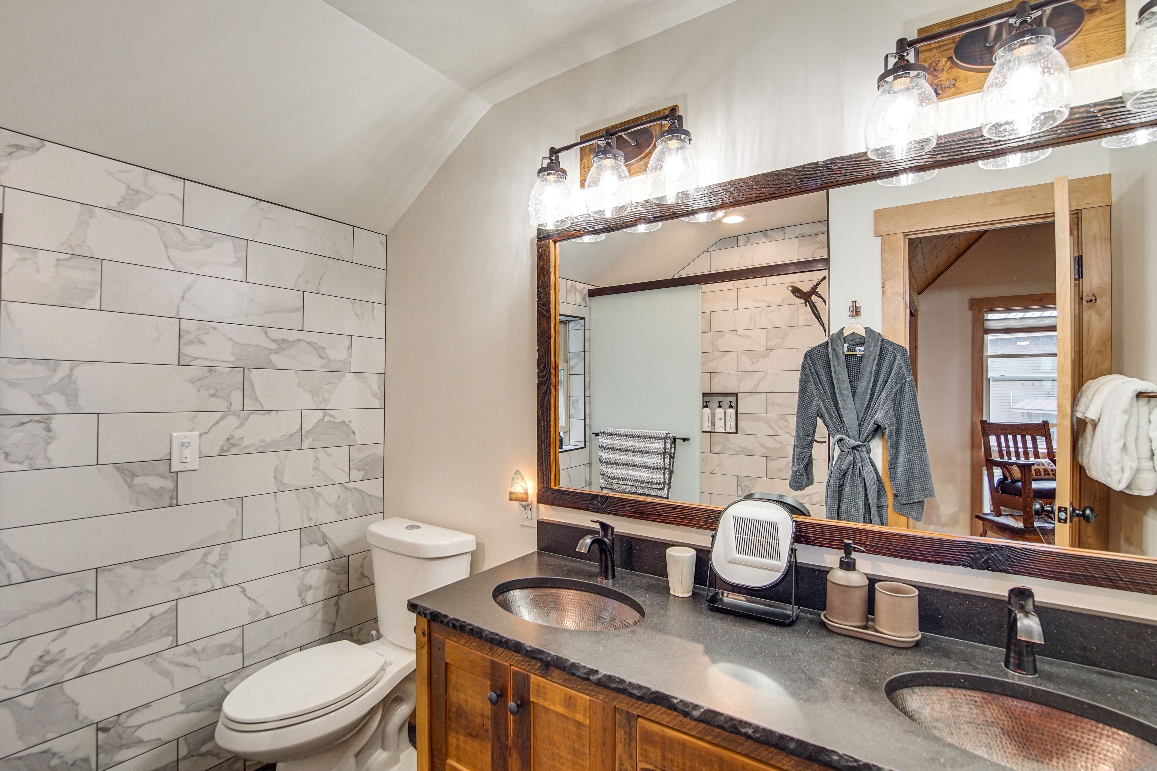 Full Bathroom | 2nd Floor | Complimentary Toiletries