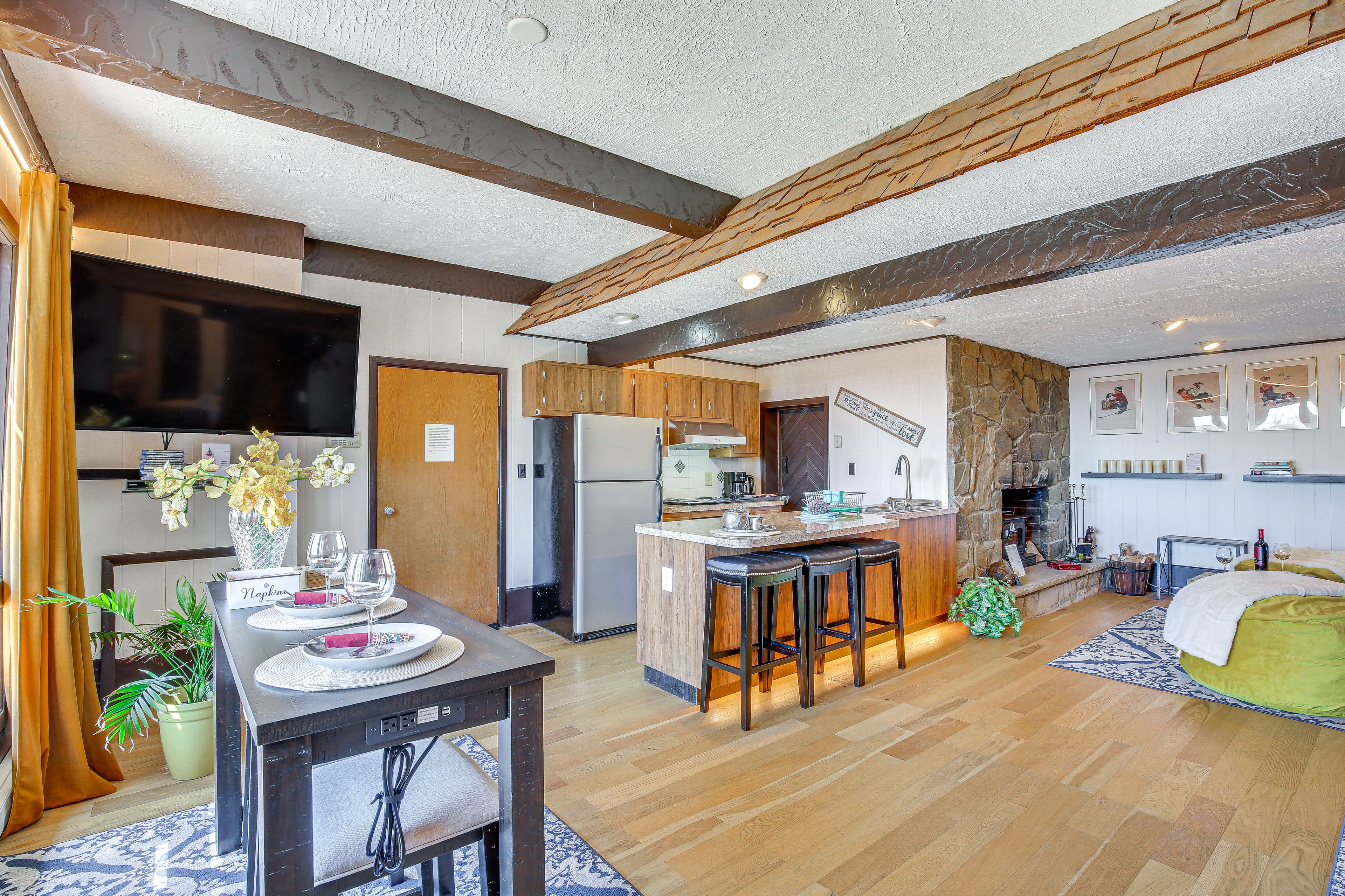 Open Living | Free WiFi | Fireplace | Smart TV | Dishware/Flatware Provided