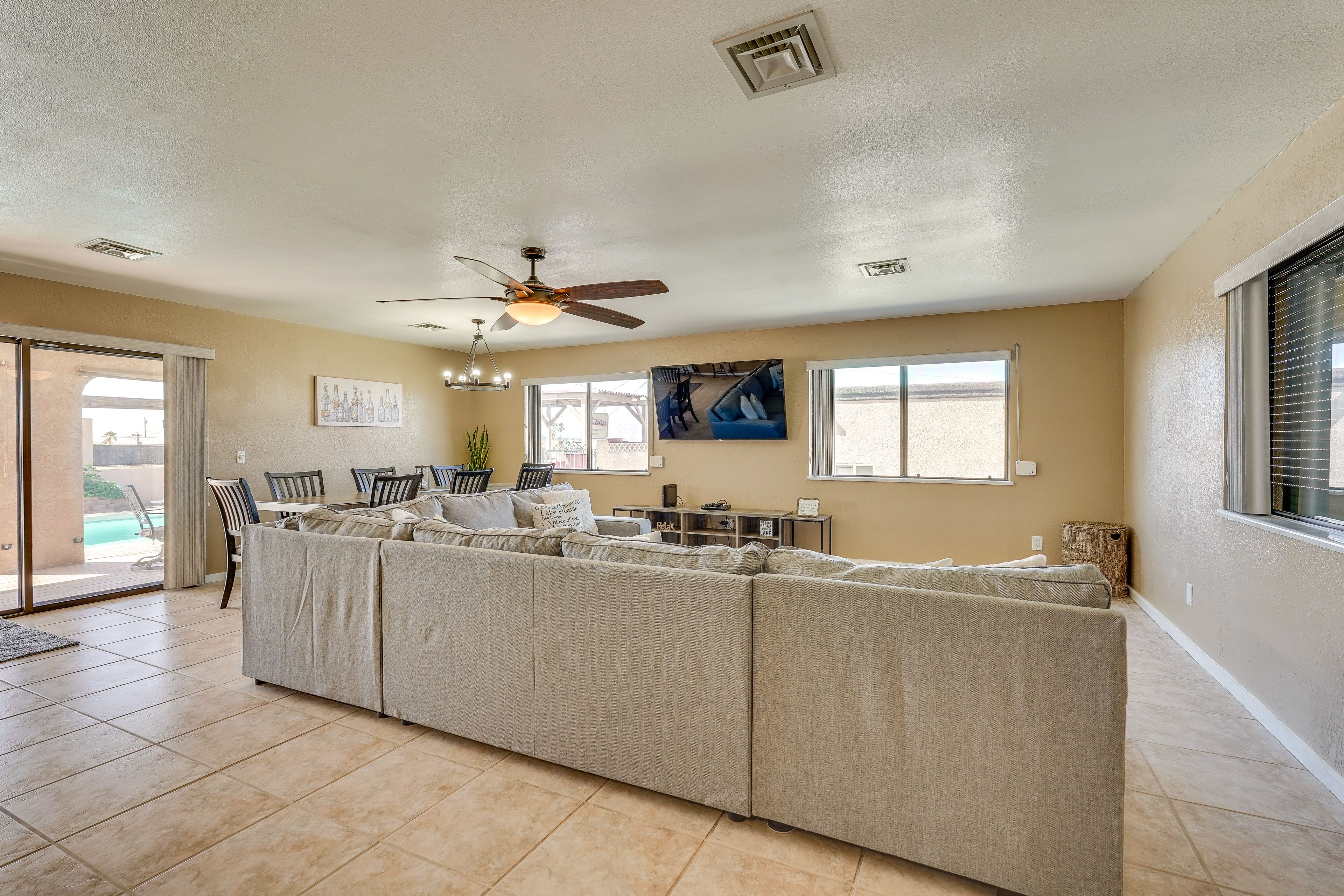 Living Room | Queen Sleeper Sofa | Smart TV w/ Cable | Free WiFi