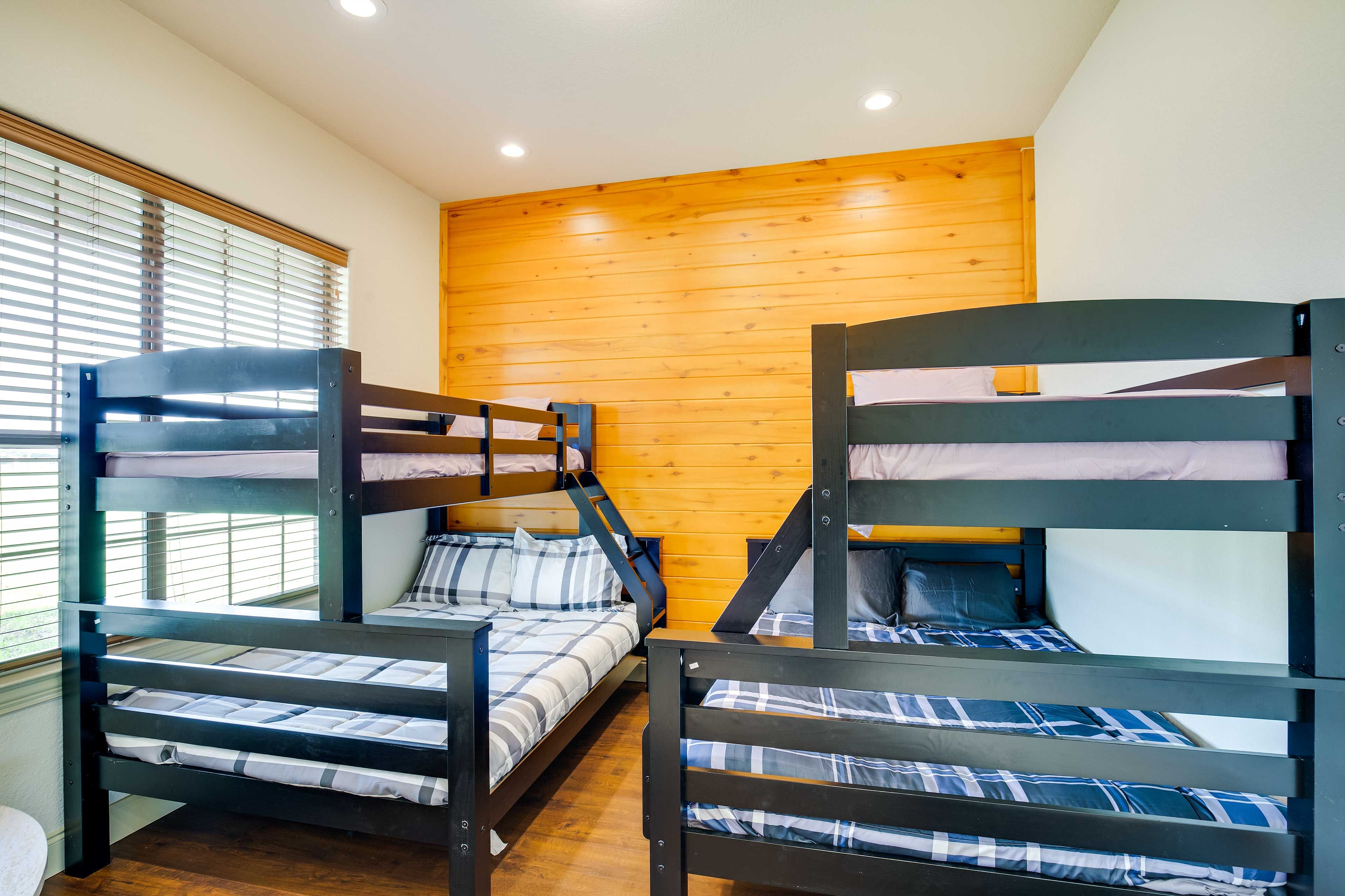 Office | 2 Twin/Full Bunk Beds