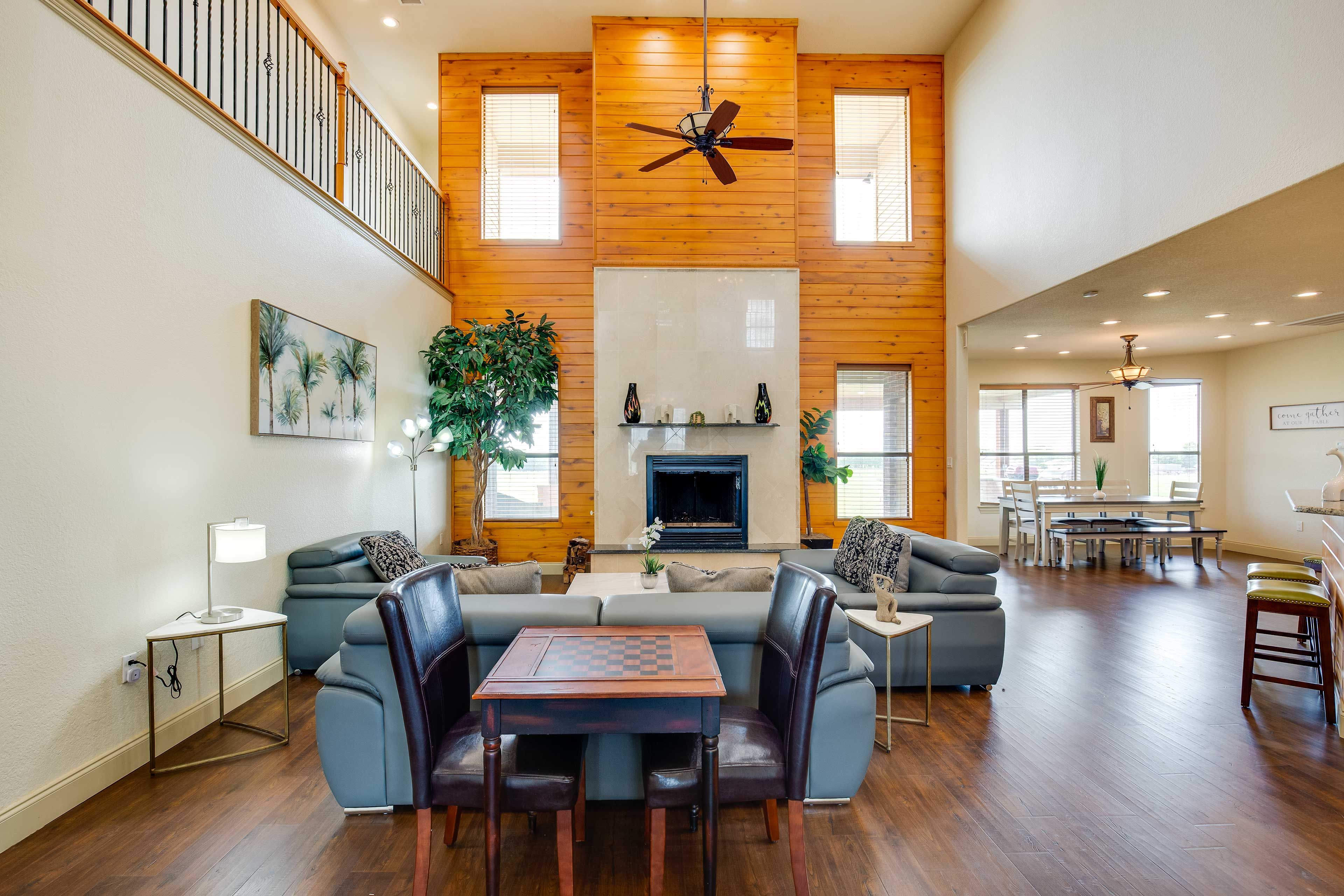 Living Room | Fireplace | Free WiFi
