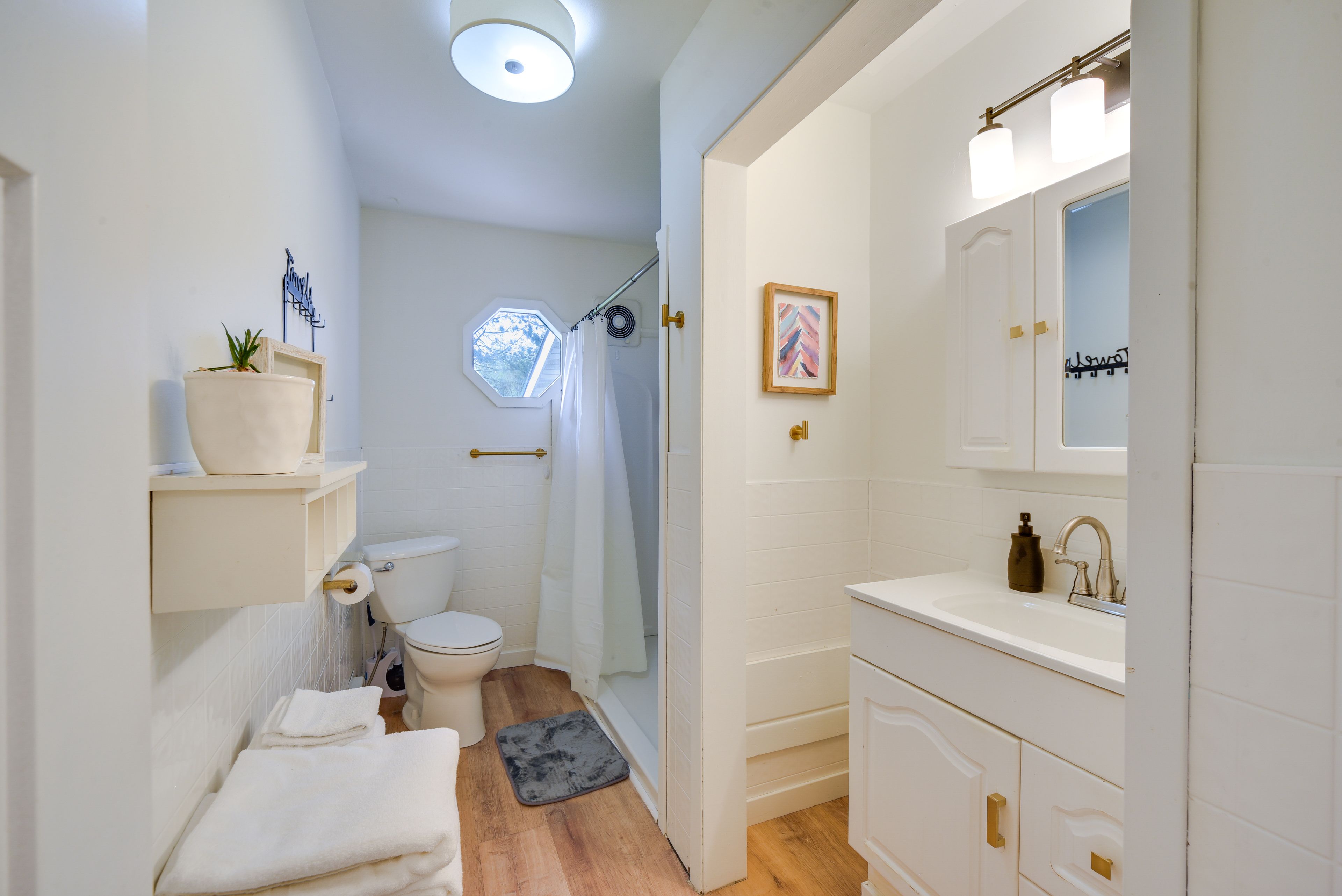 Full Bathroom | 1st Floor | Complimentary Toiletries | Hair Dryer
