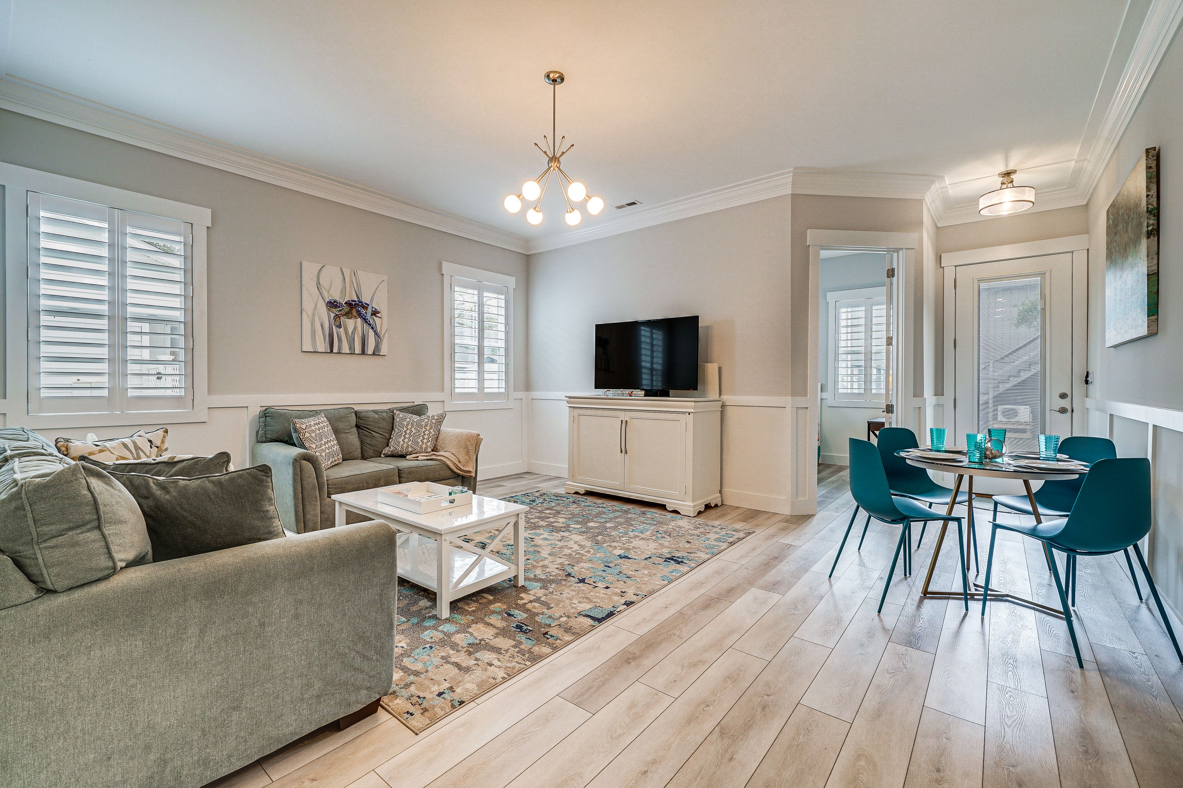 Living Room | Central A/C & Heating | Free WiFi | Board Games | Smart TV