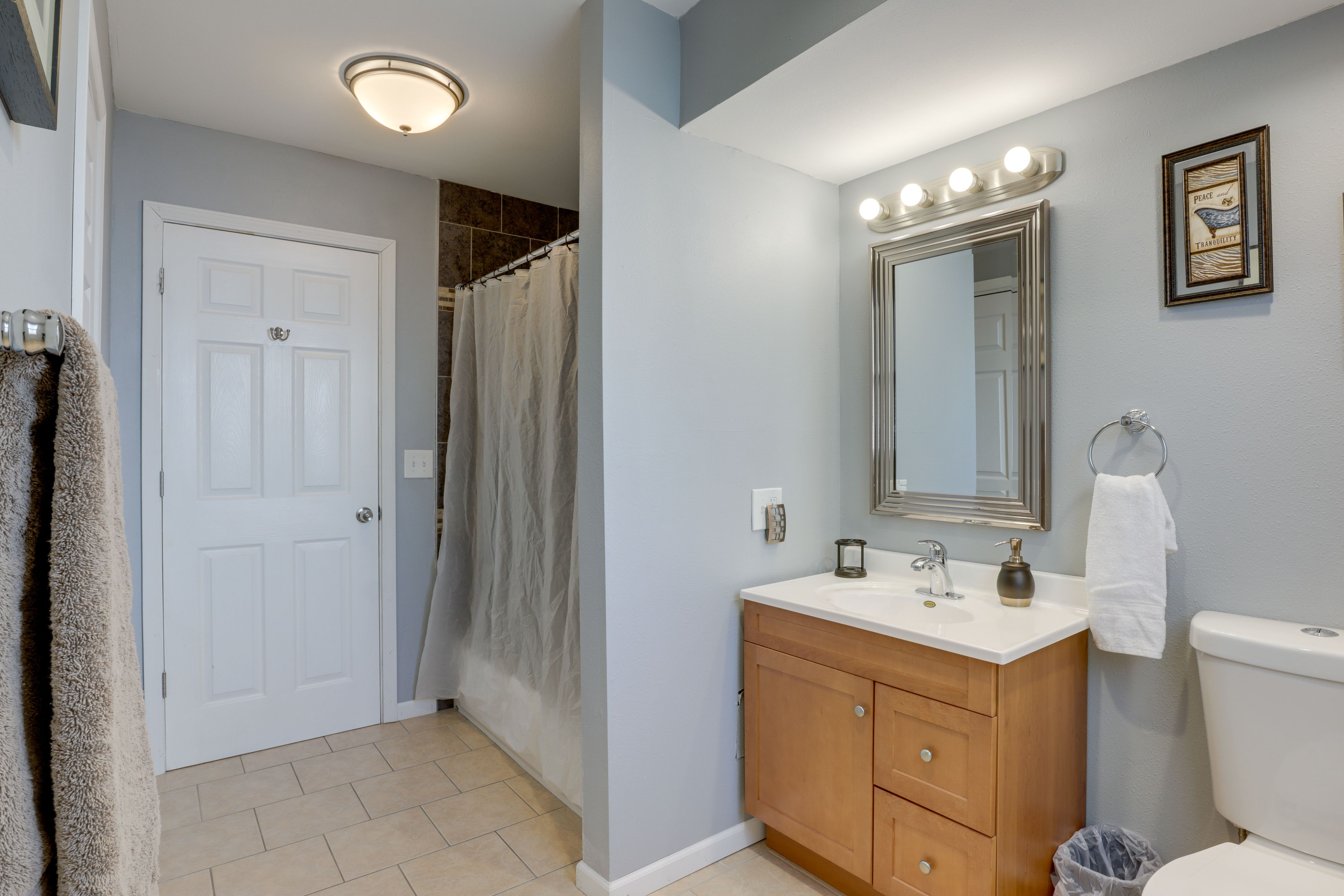 Full Bathroom | Main Level | Towels Provided | Toiletries