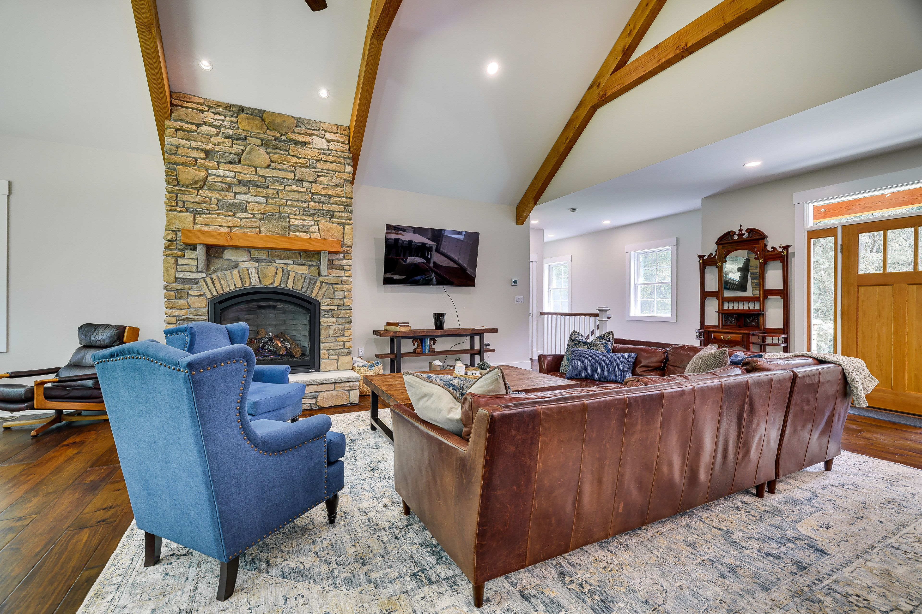 Living Room | Gas Fireplace | Smart TV | Free WiFi
