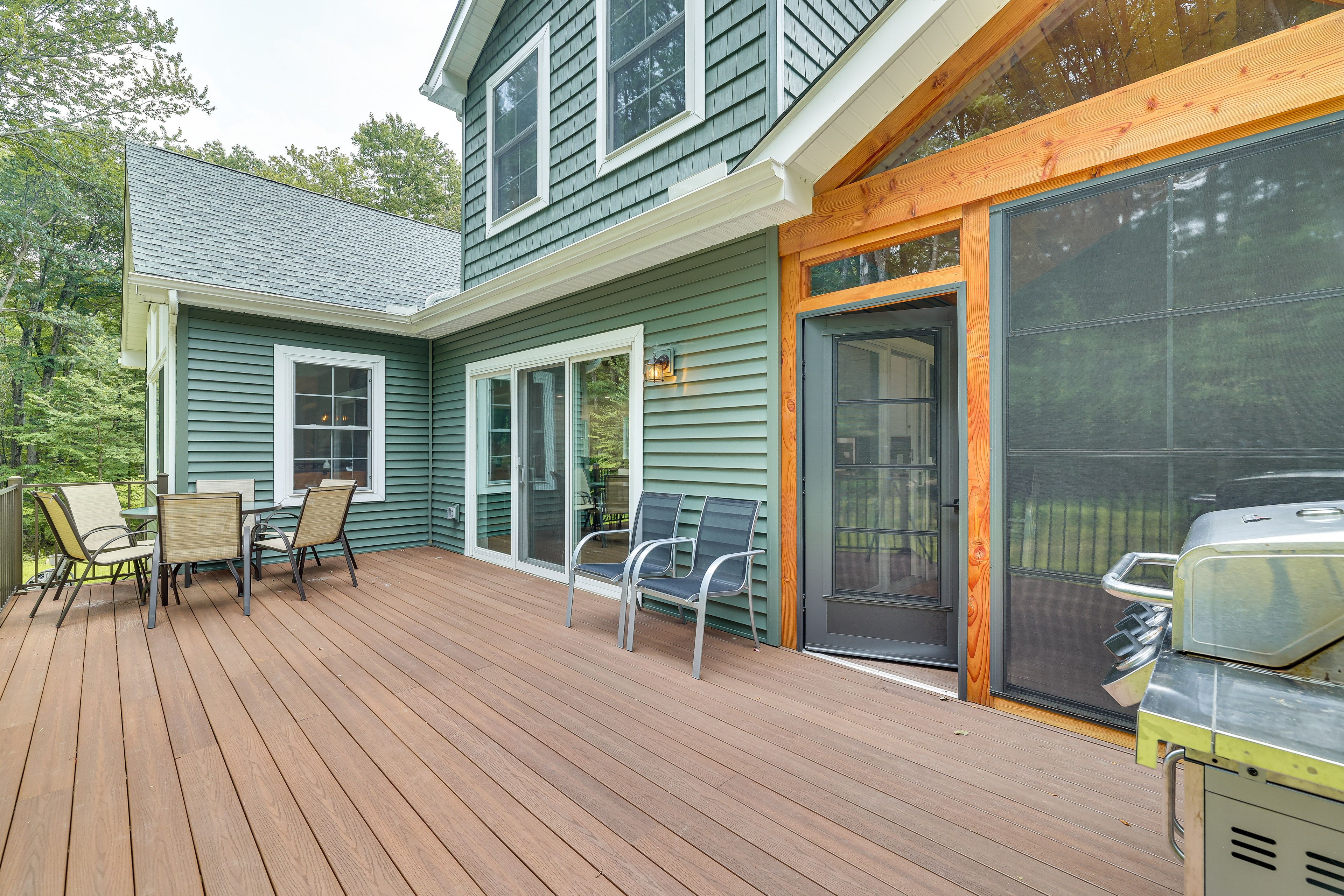 Deck | Gas Grill (Propane Provided)