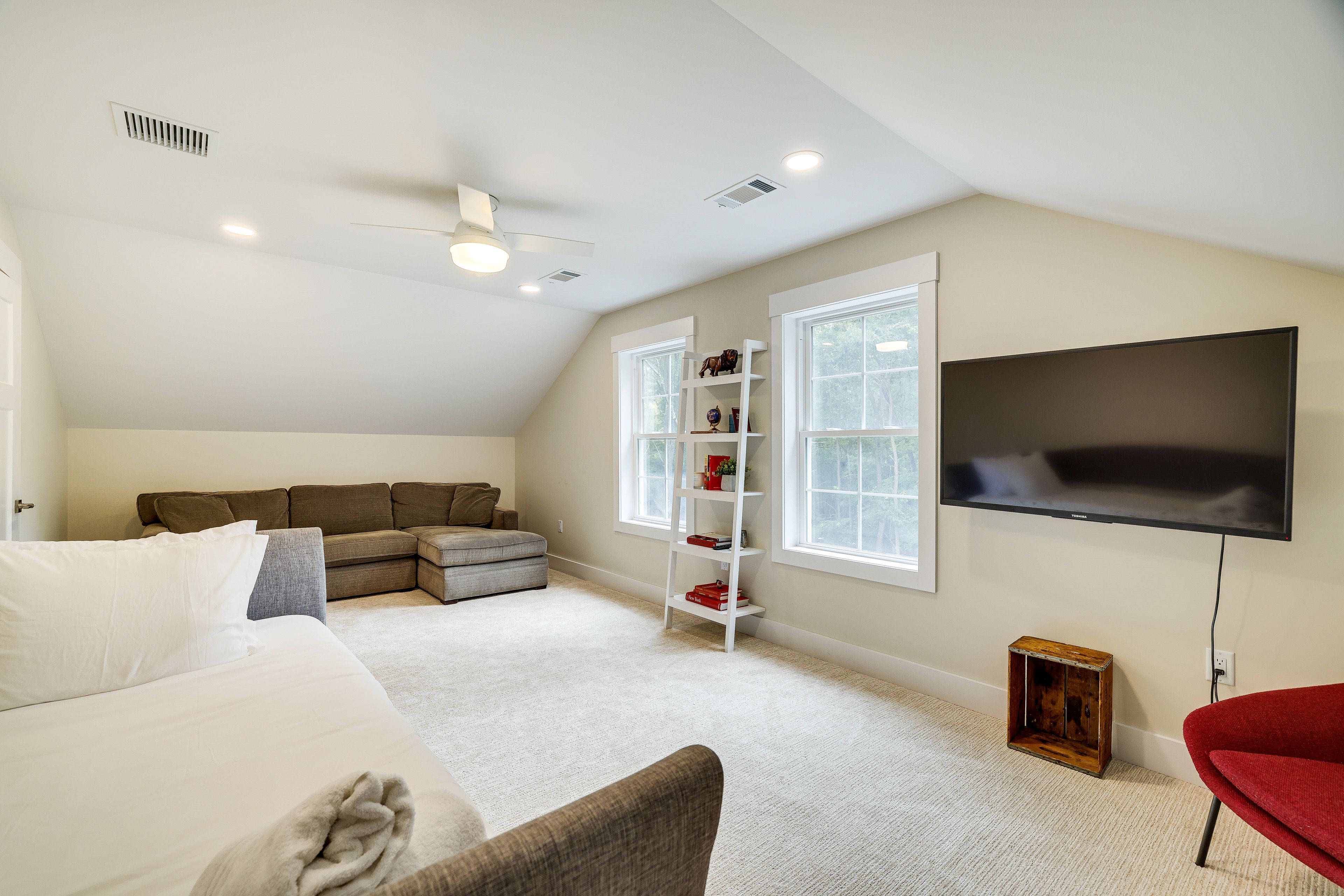 Den | Twin Daybed w/ Twin Trundle Bed | Smart TV