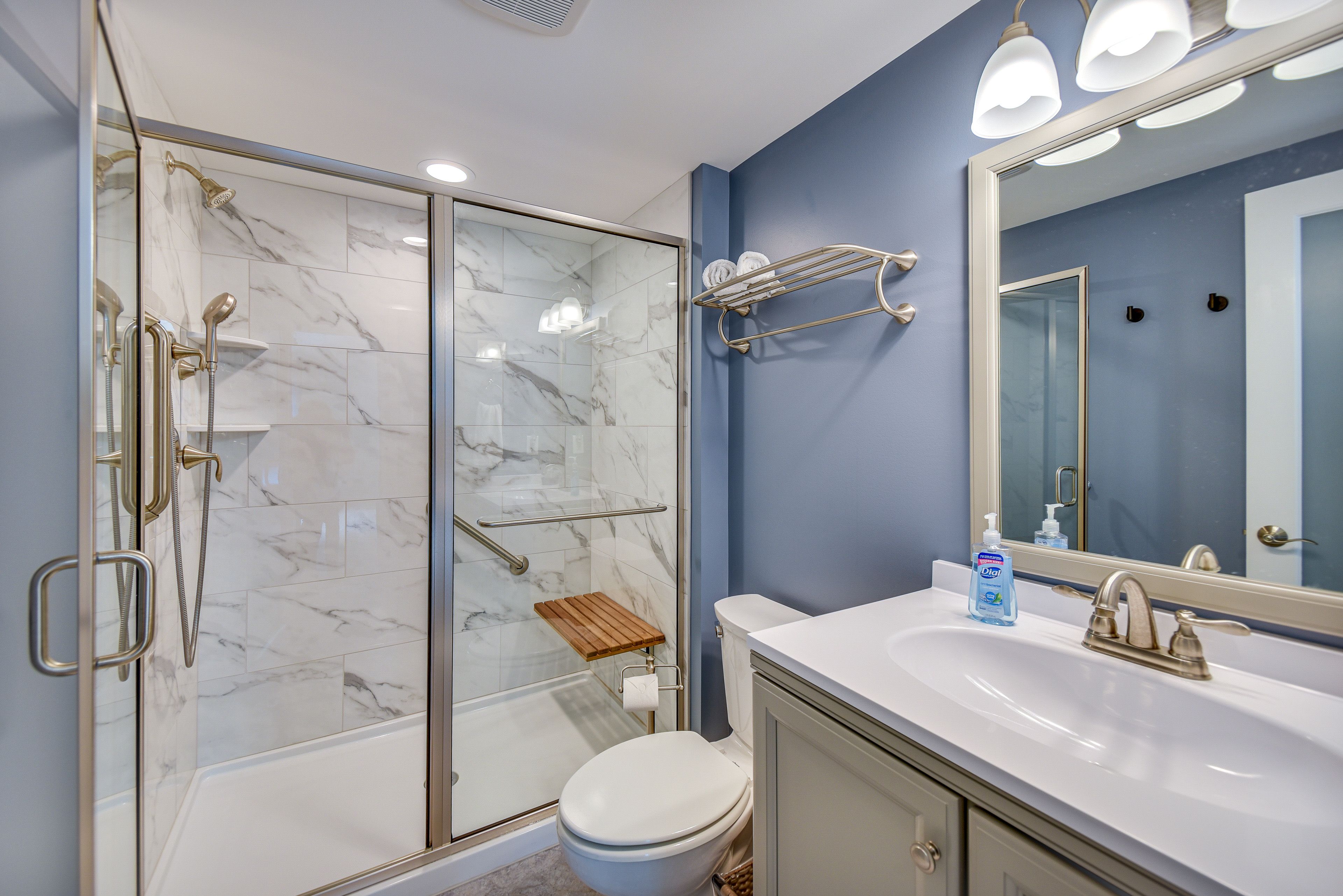 Full Bathroom | Towels Provided | Complimentary Toiletries | 1st Floor