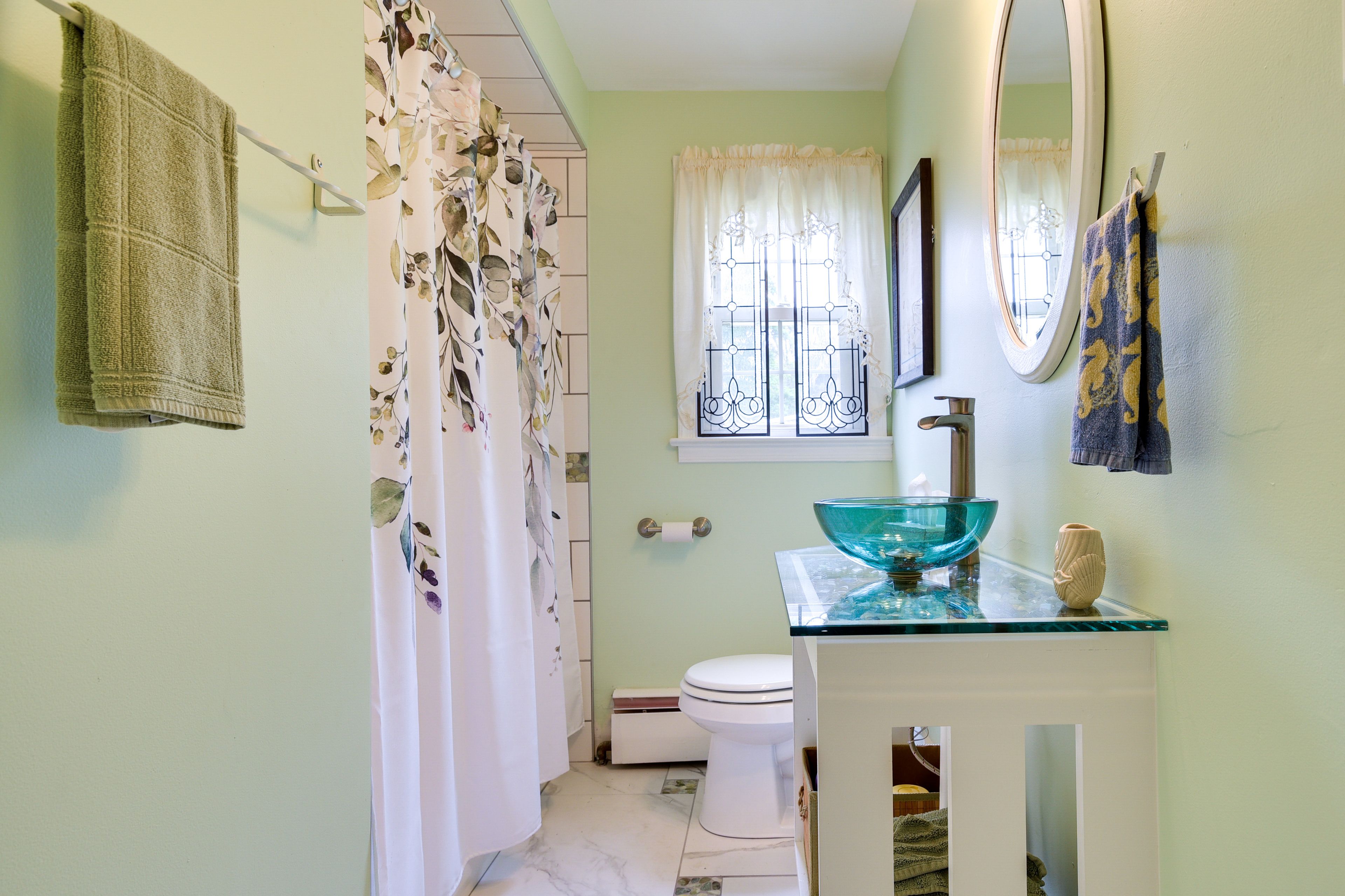 Full Bathroom | 1st Floor | Towels Provided | Complimentary Toiletries