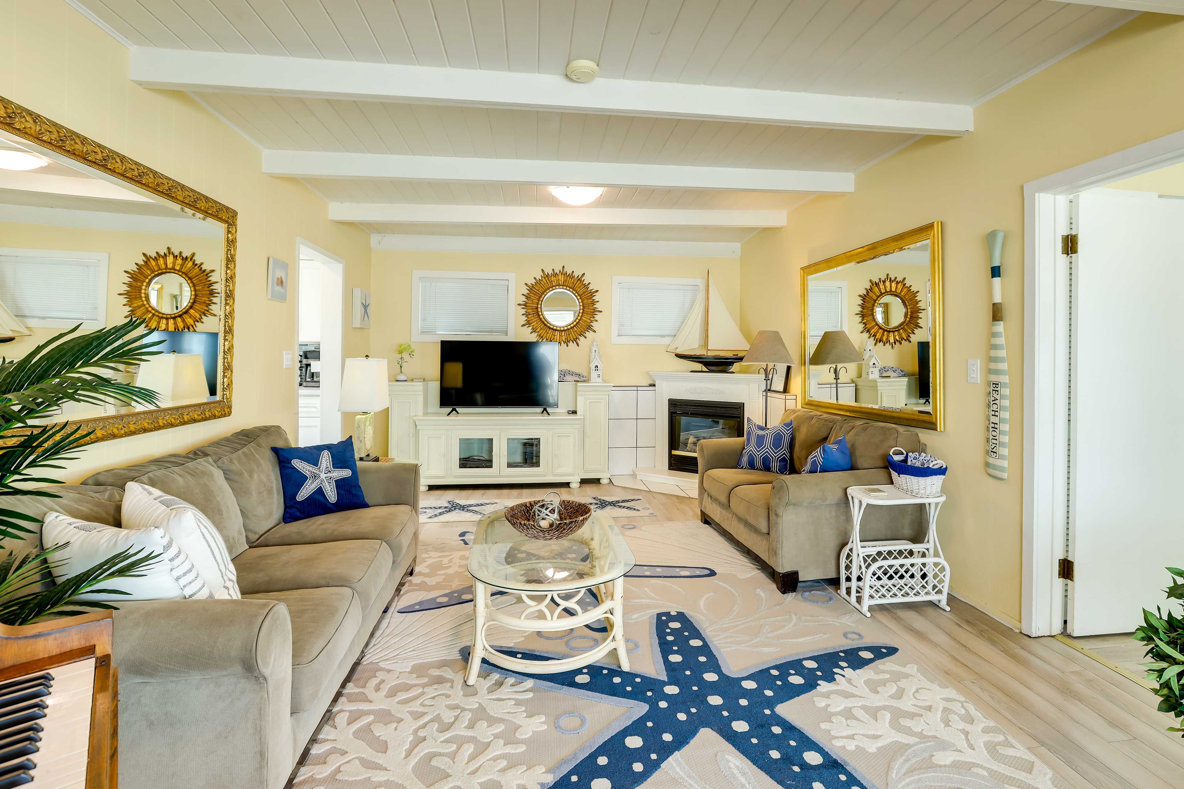 Living Room | Smart TV w/ Cable