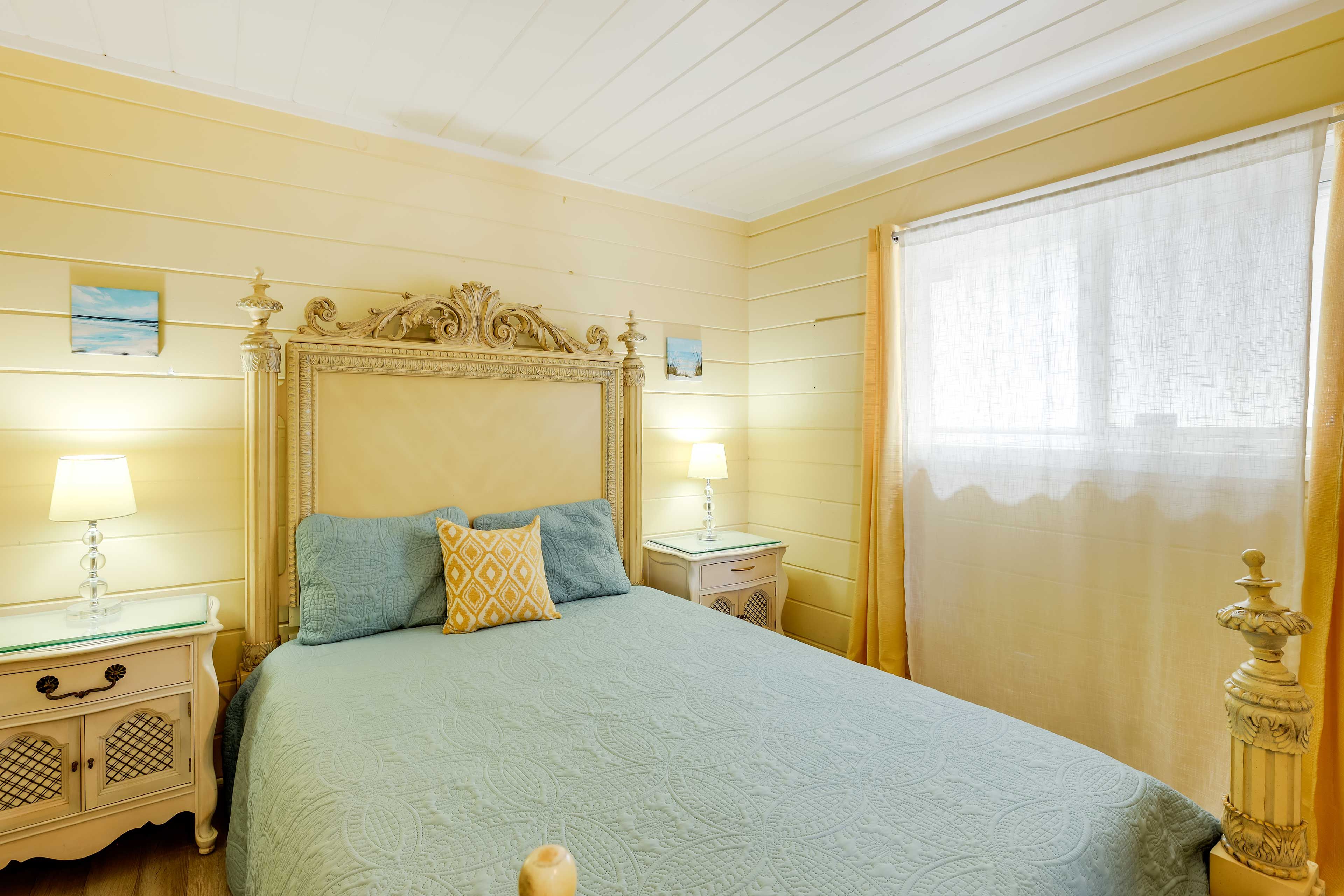 Bedroom 4 | Queen Bed | Main Floor