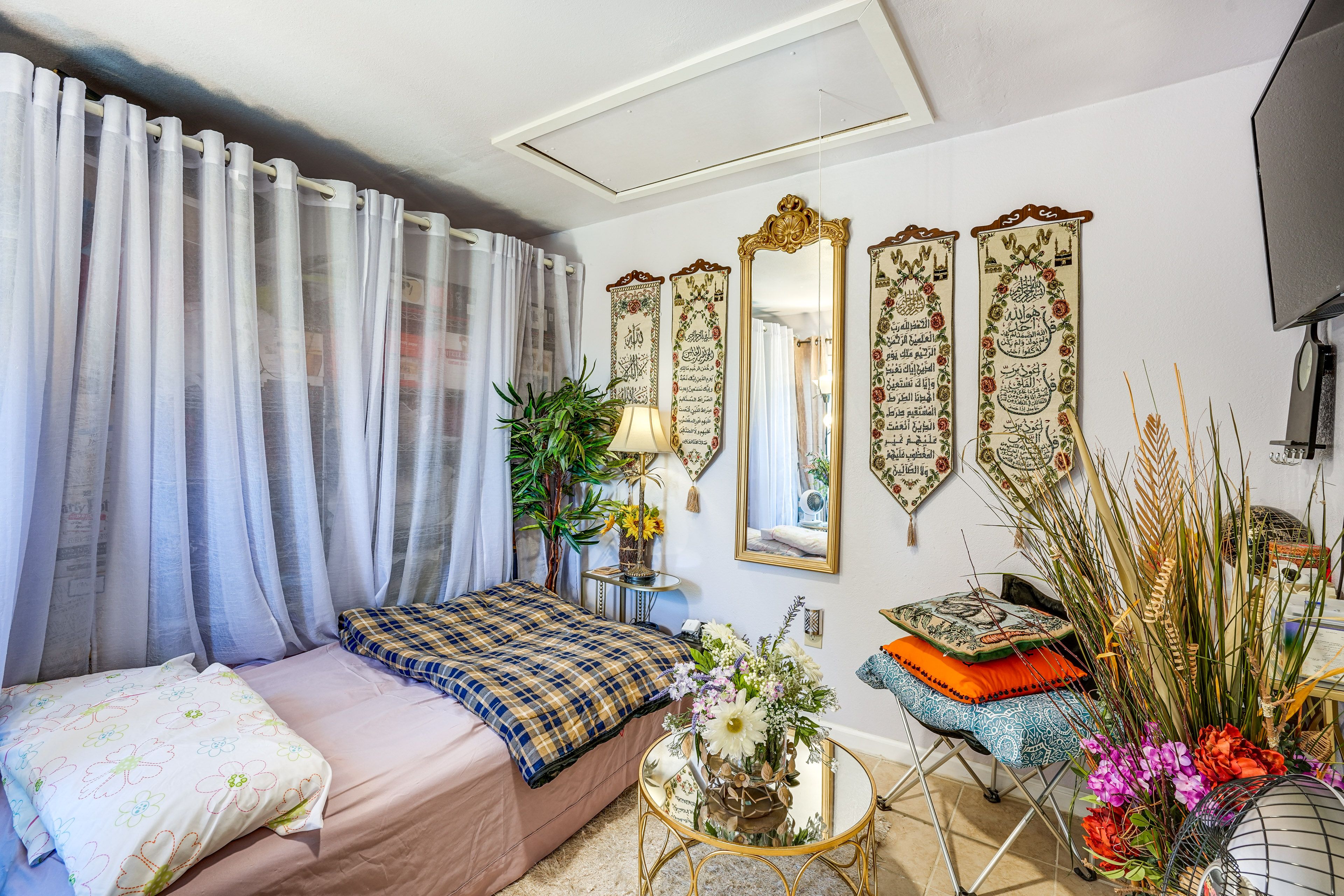Bedroom | Full Futon | Smart TV